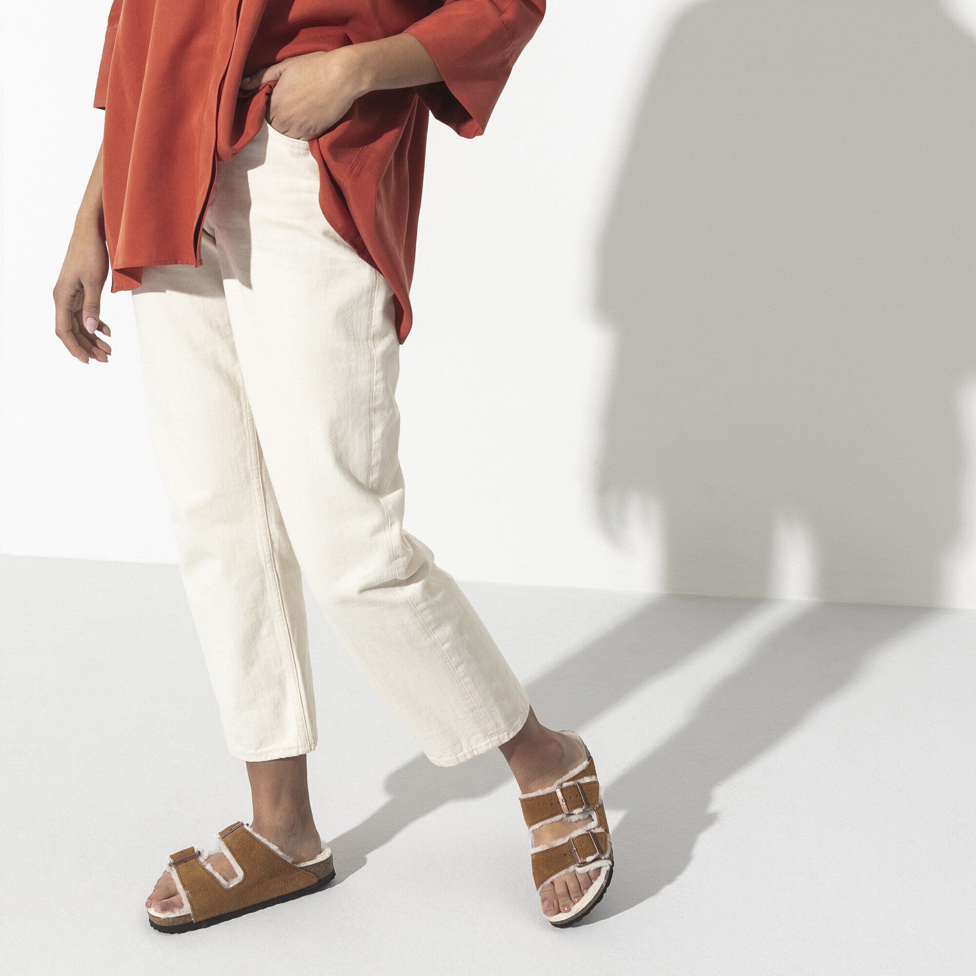 birkenstock arizona flat sandals in mink with fur lining
