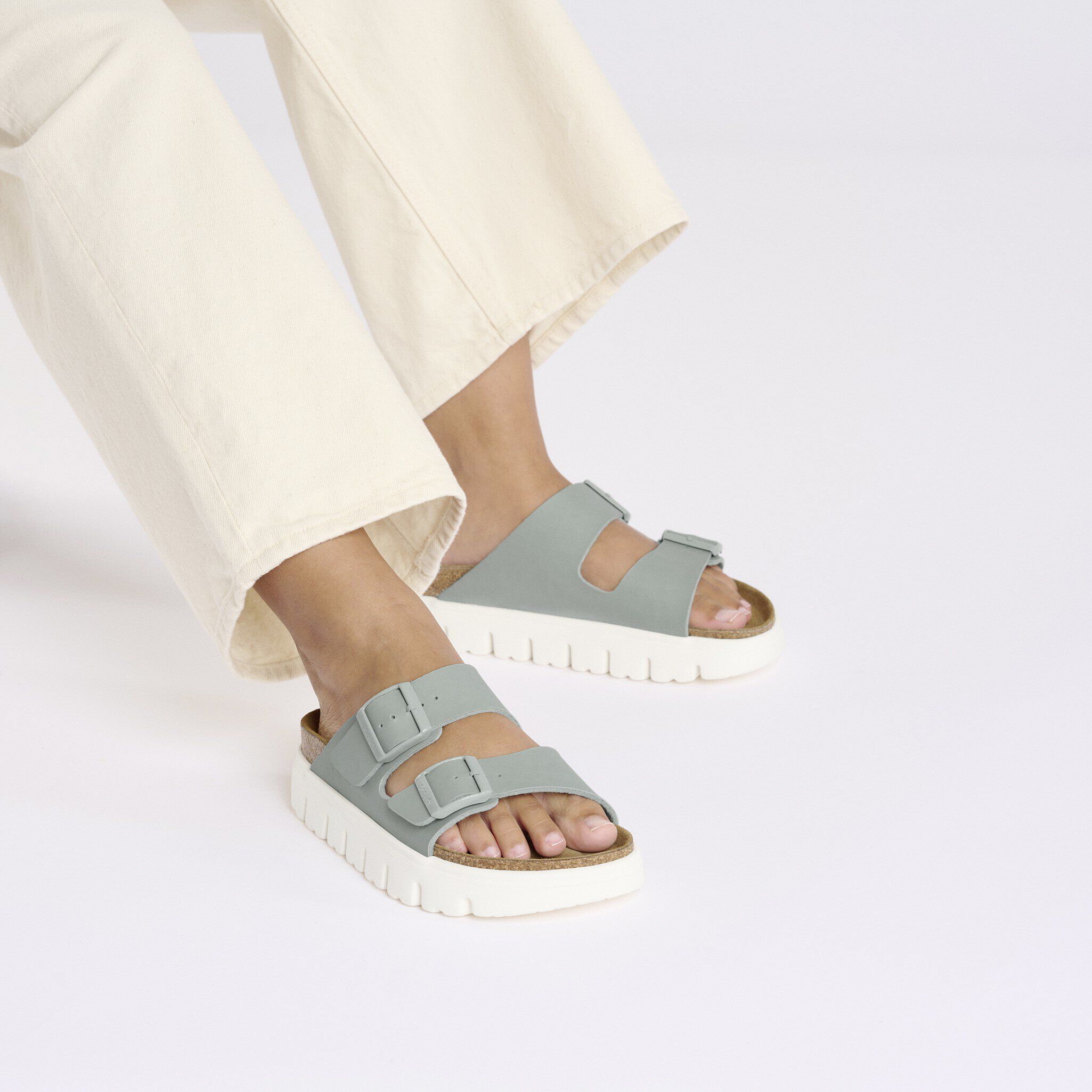 ジョエル・ペイネ、【A Chorus of Floralska】 Birkenstock Gizeh Flowers Black Leather
