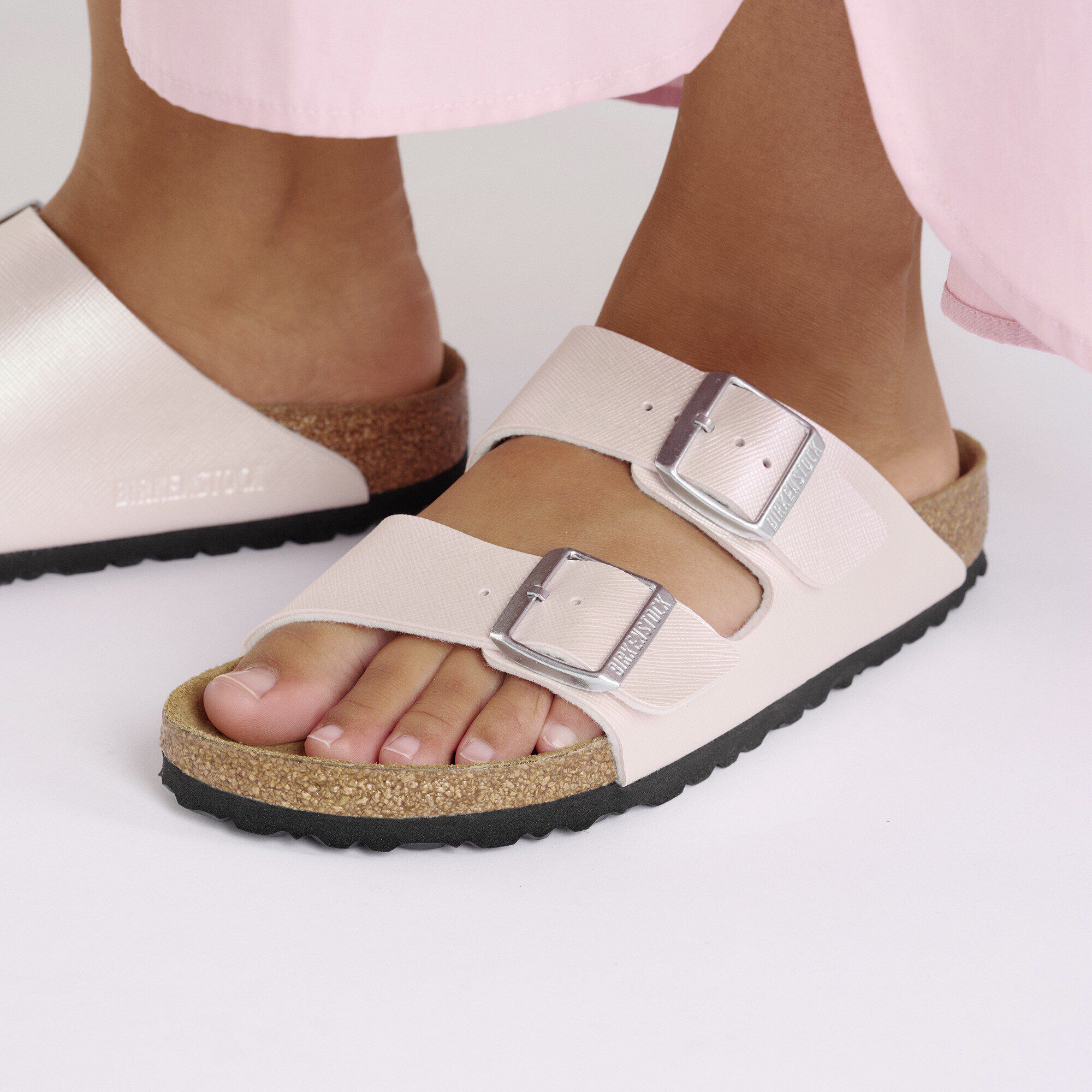 サンダル・ミュール BIRKENSTOCK ARIZONA LIGHTROSE Arizona Birko-Flor Embossed Saffiano Iridescent Light Rose