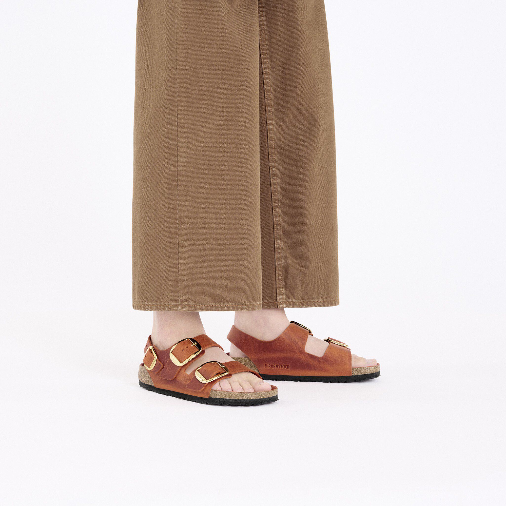 サンダル・ミュール BIG BUCKLE FLAT SANDALS IN OILED LEATHER (NARROW FIT) Milano Big Buckle Oiled Leather Burnt Orange | BIRKENSTOCK