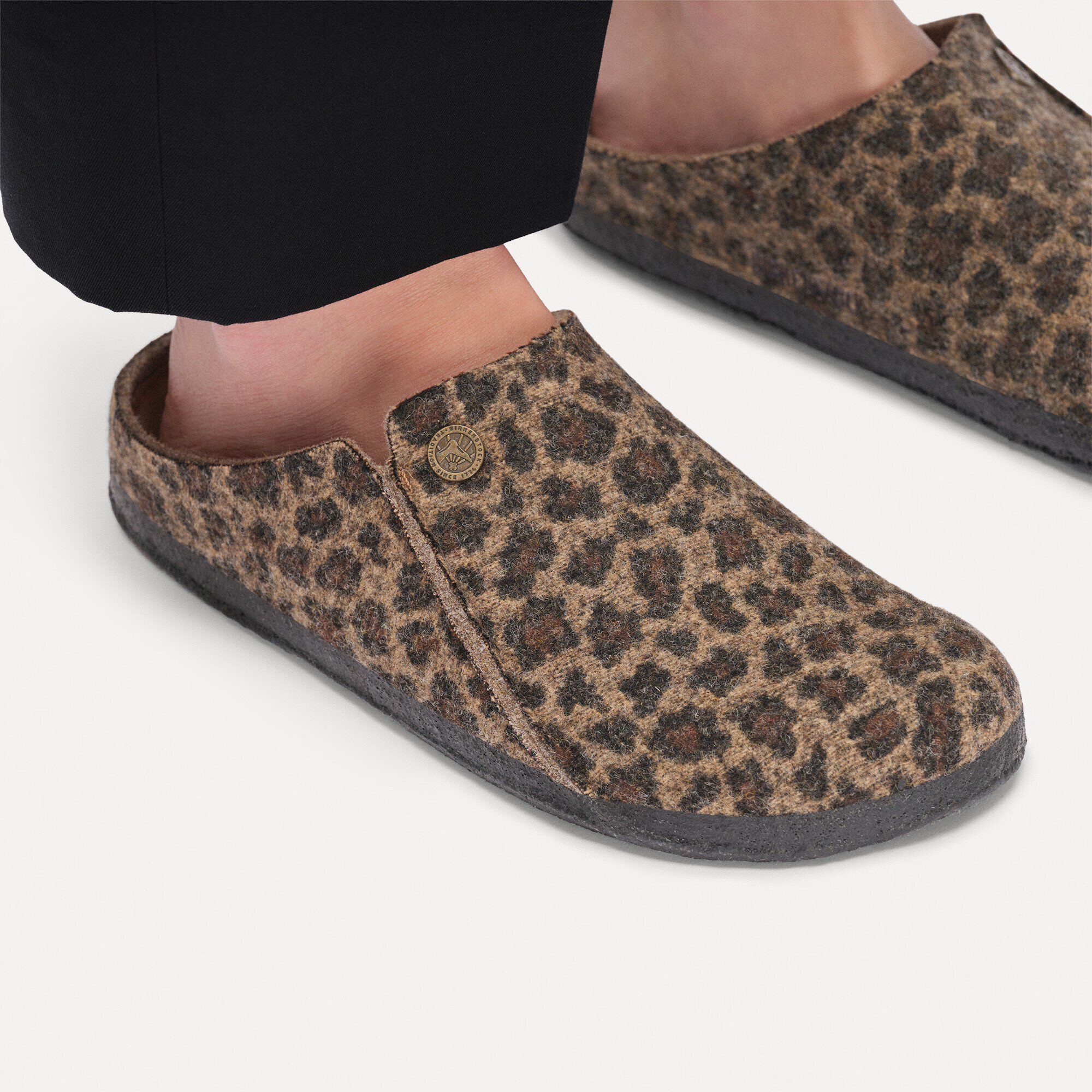 Zermatt filc wełniany Close-up with a female model