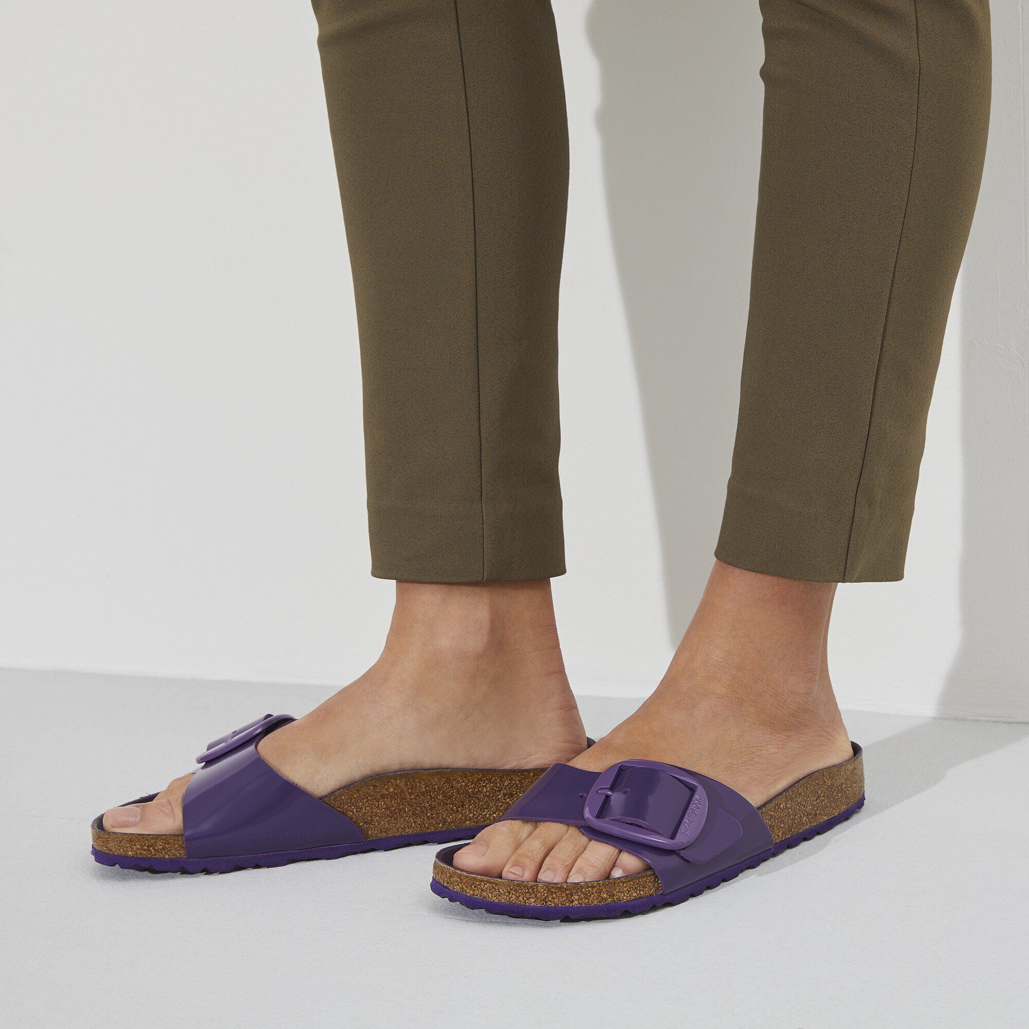 مدريد إبزيم كبير جلد طبيعي لامع