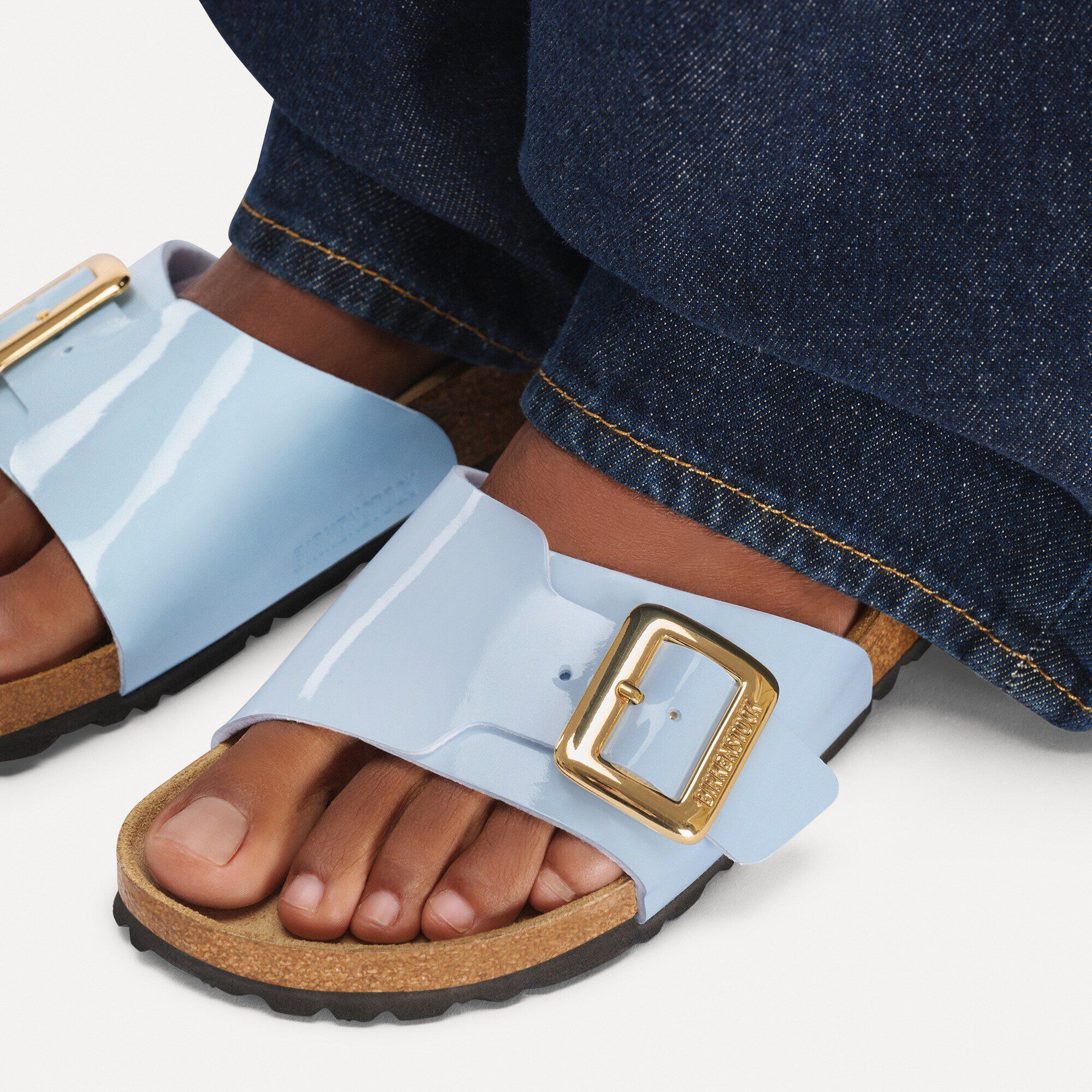 كاتالينا بإبزيم بيركوفلور لامع Close-up with a female model