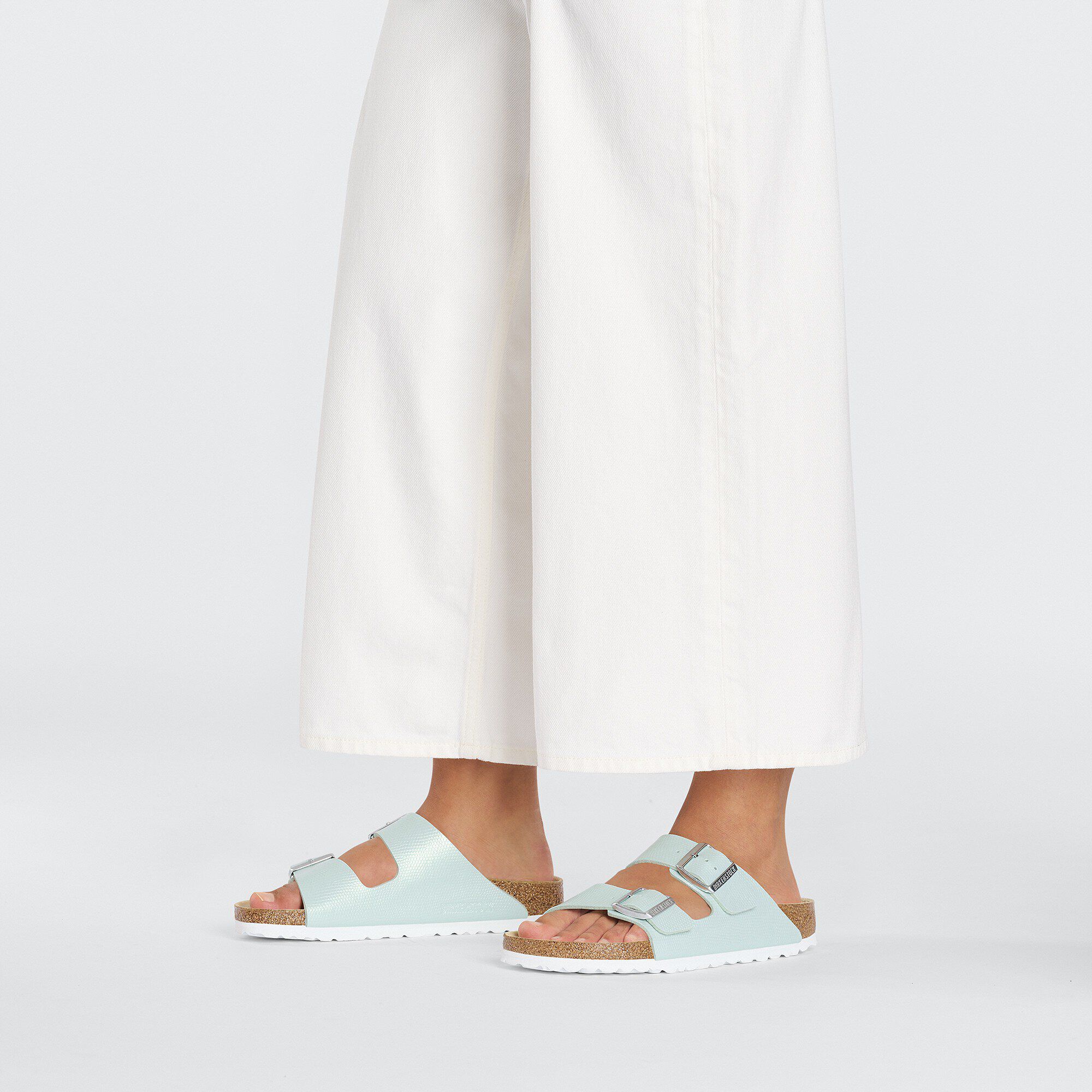 أريزونا بيركوفلور مزخرف with a female model