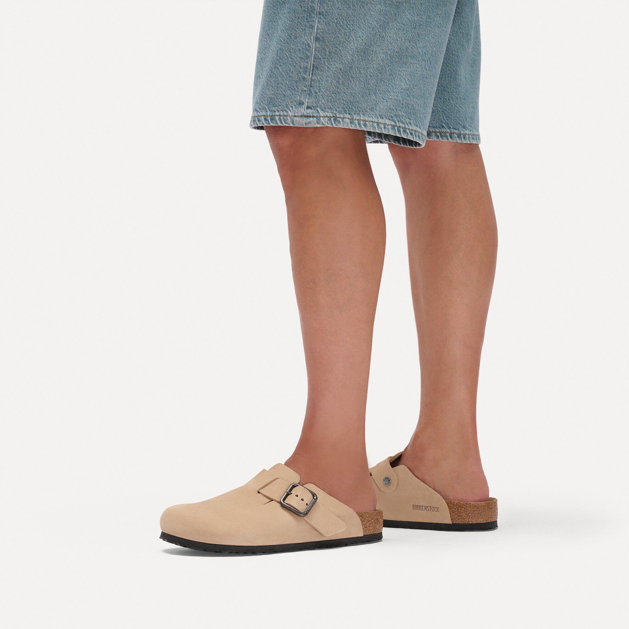 Boston Wire Buckle Cuir nubuck with a male model