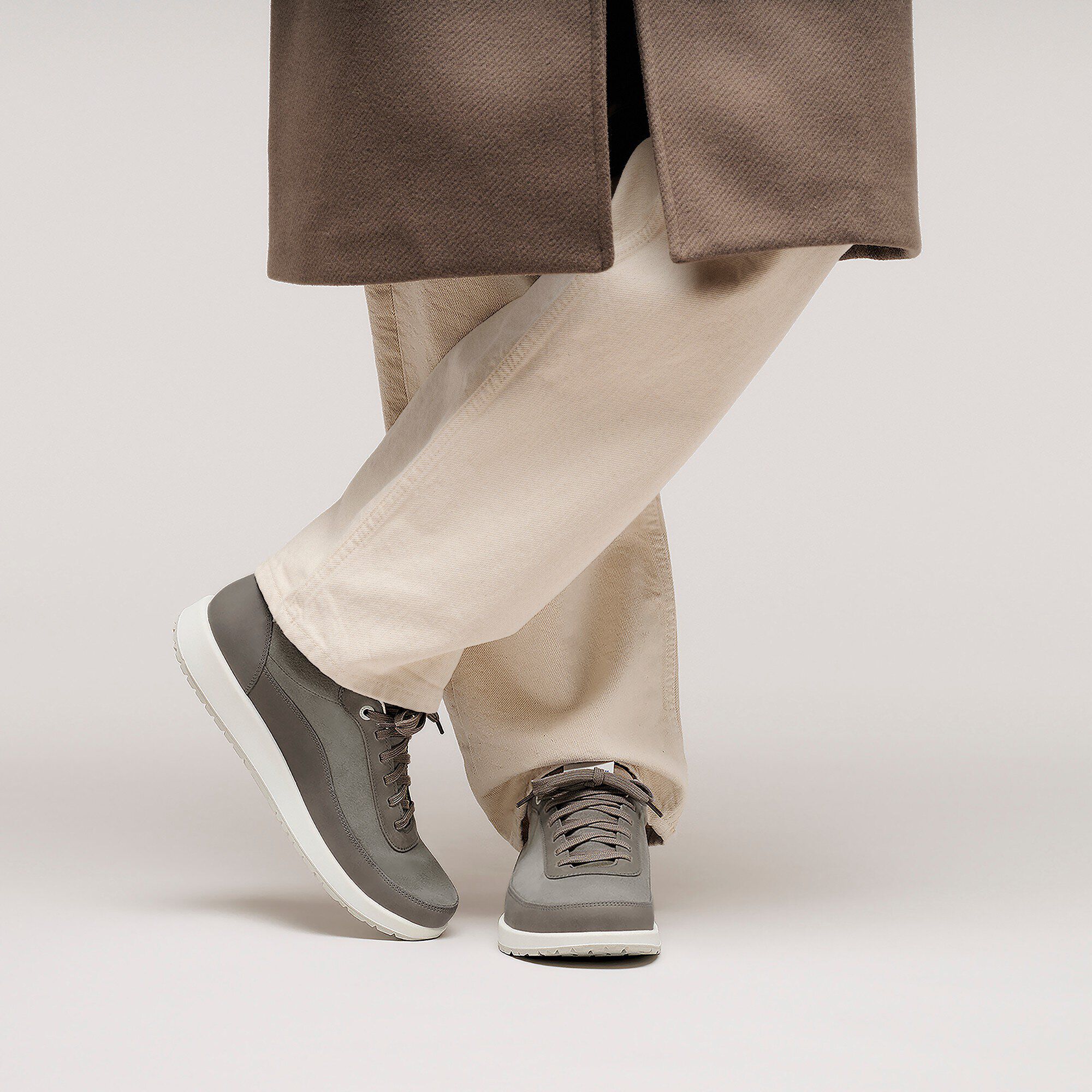 Honnef City Mixed Leather with a male model