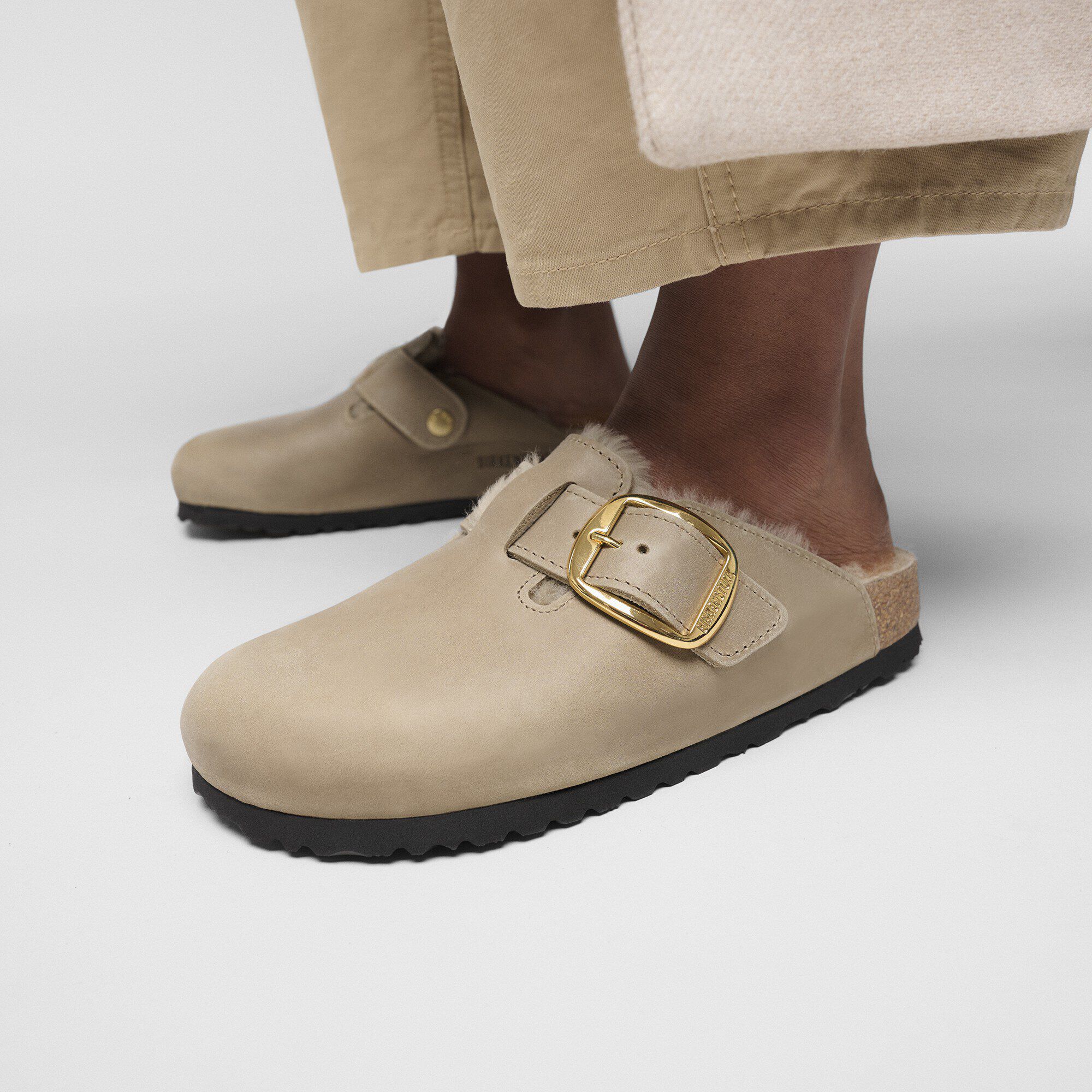 Boston Big Buckle Shearling Natural Leather Oiled Close-up with a female model