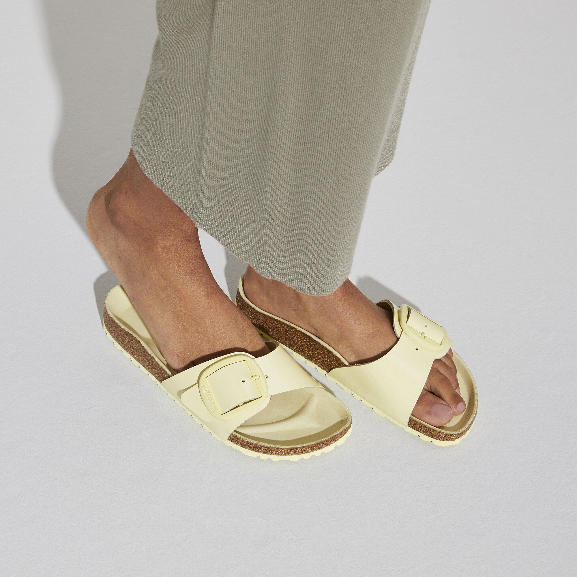 مدريد إبزيم كبير جلد طبيعي لامع