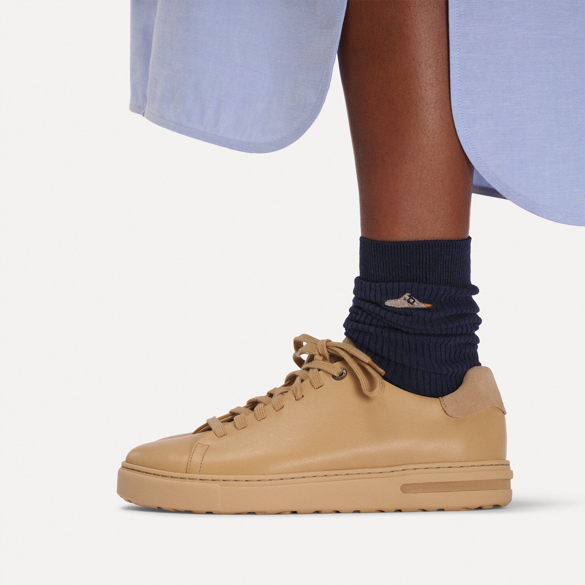 Bend Low Cuir naturel Close-up with a female model