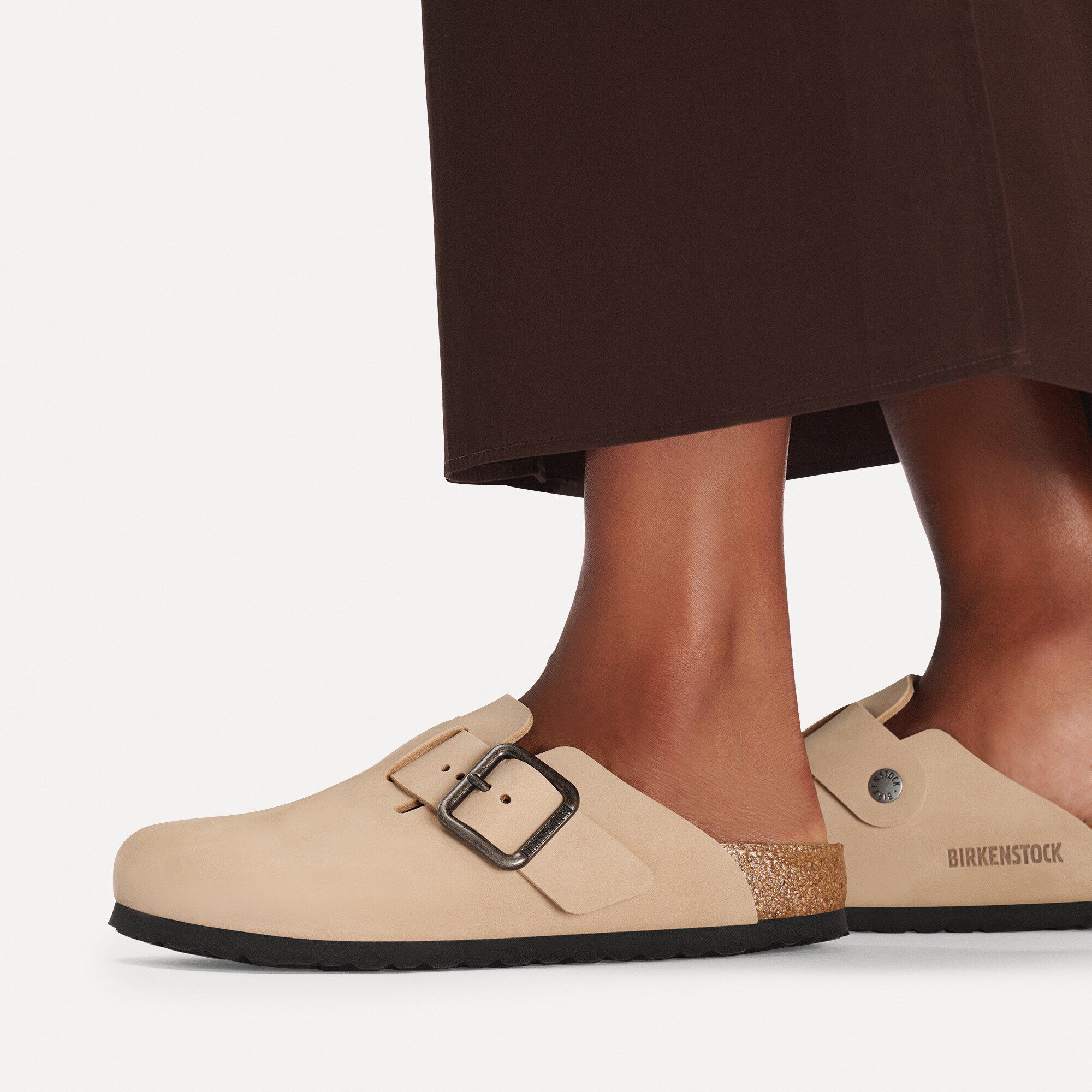 Boston Wire Buckle Cuir nubuck Close-up with a female model