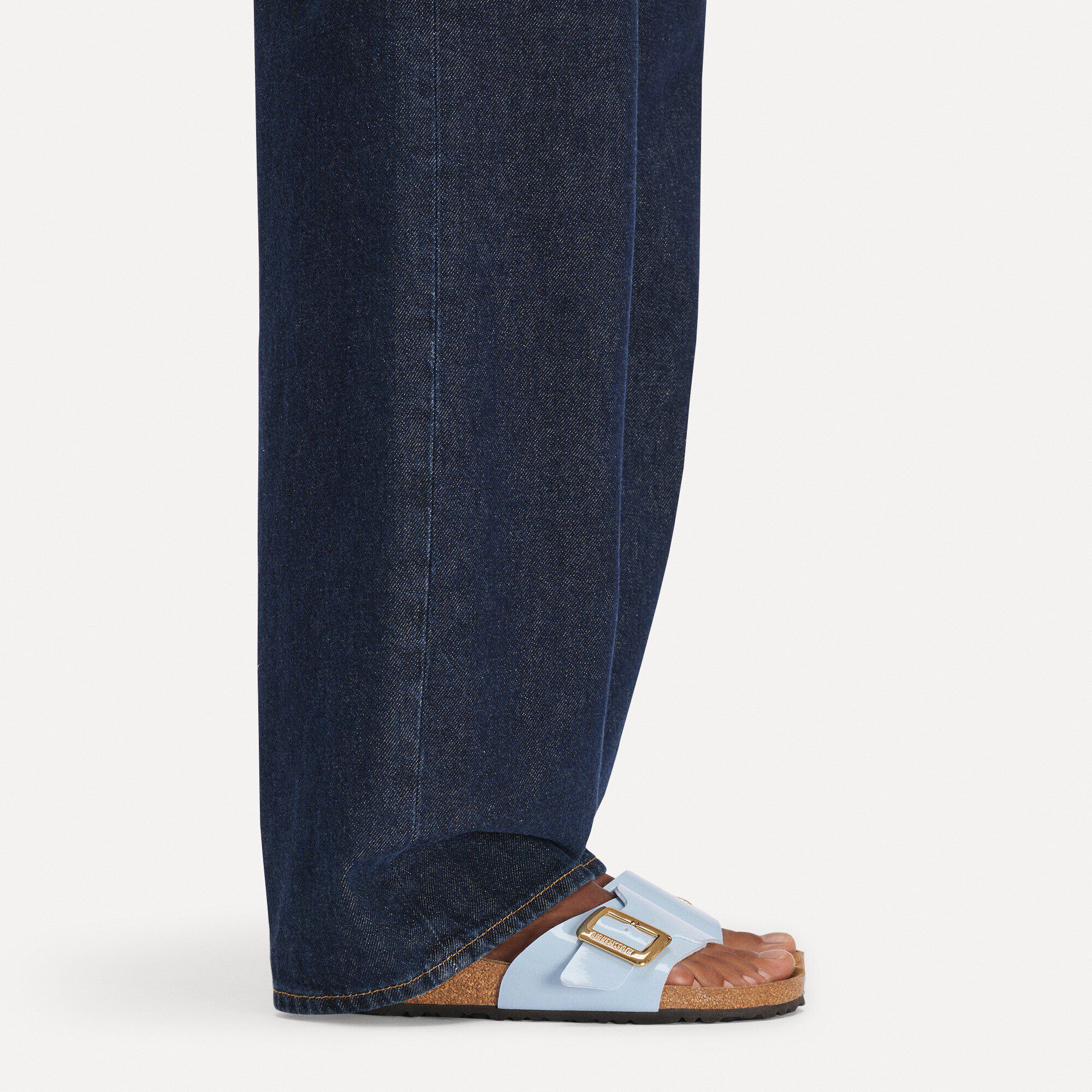 كاتالينا بإبزيم بيركوفلور لامع with a female model