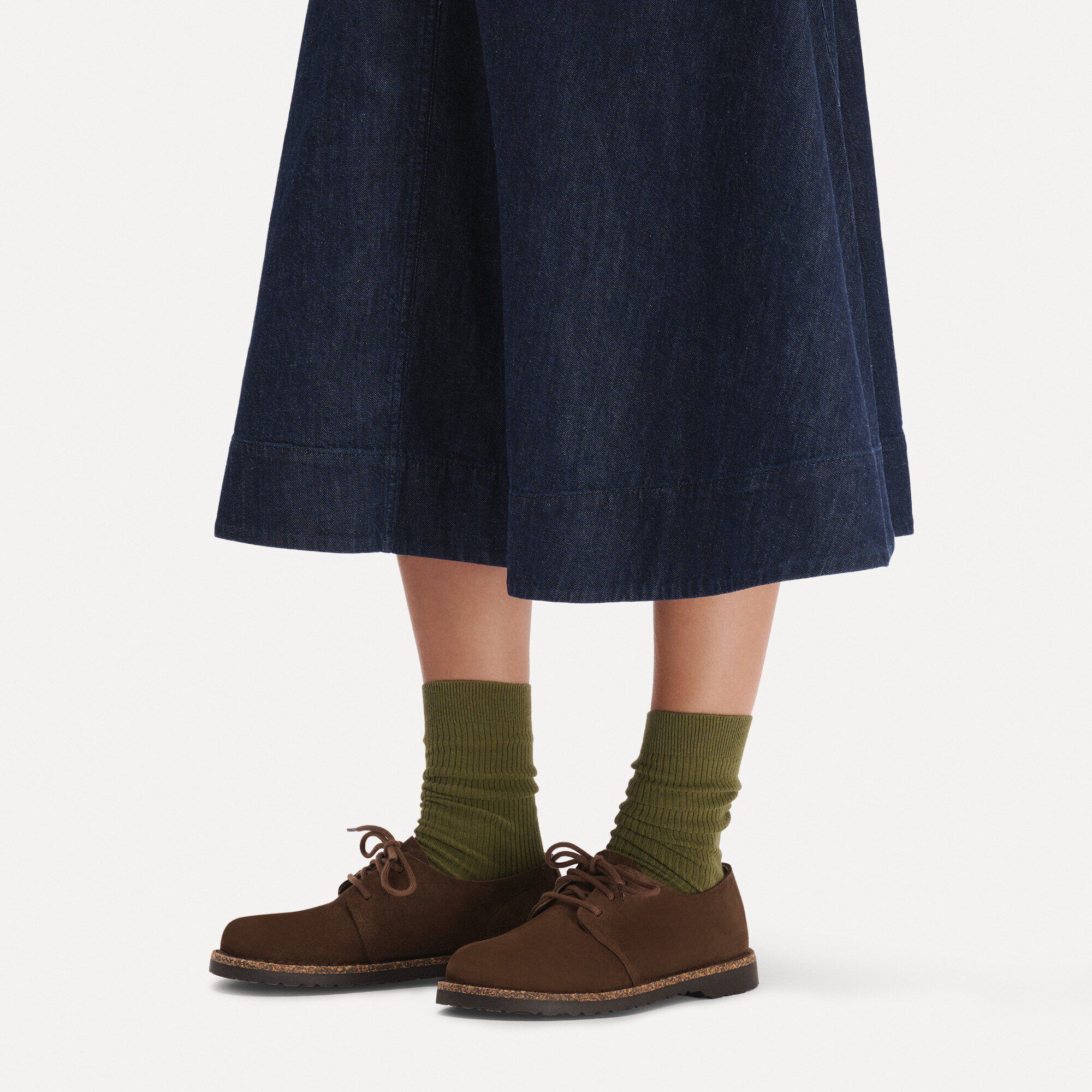 Uppsala Low Veloursleder with a female model