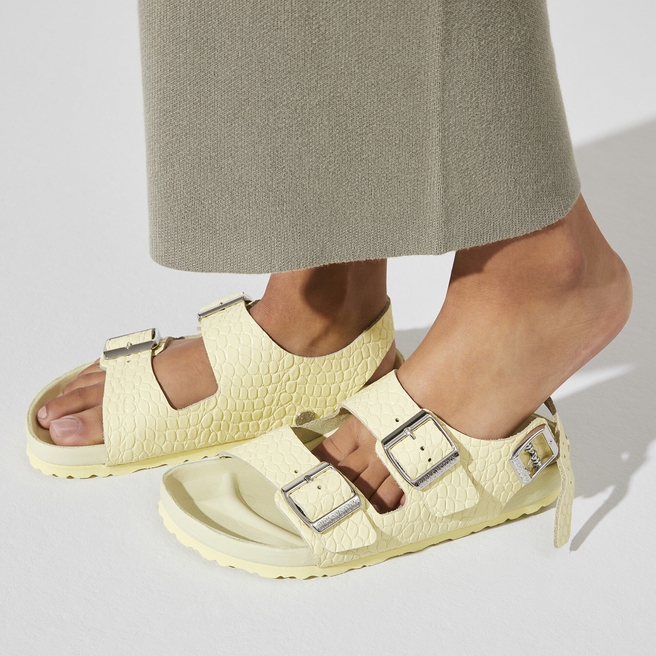 ميلانو ريفيت بمسامير وشعار جلد طبيعي مزخرف