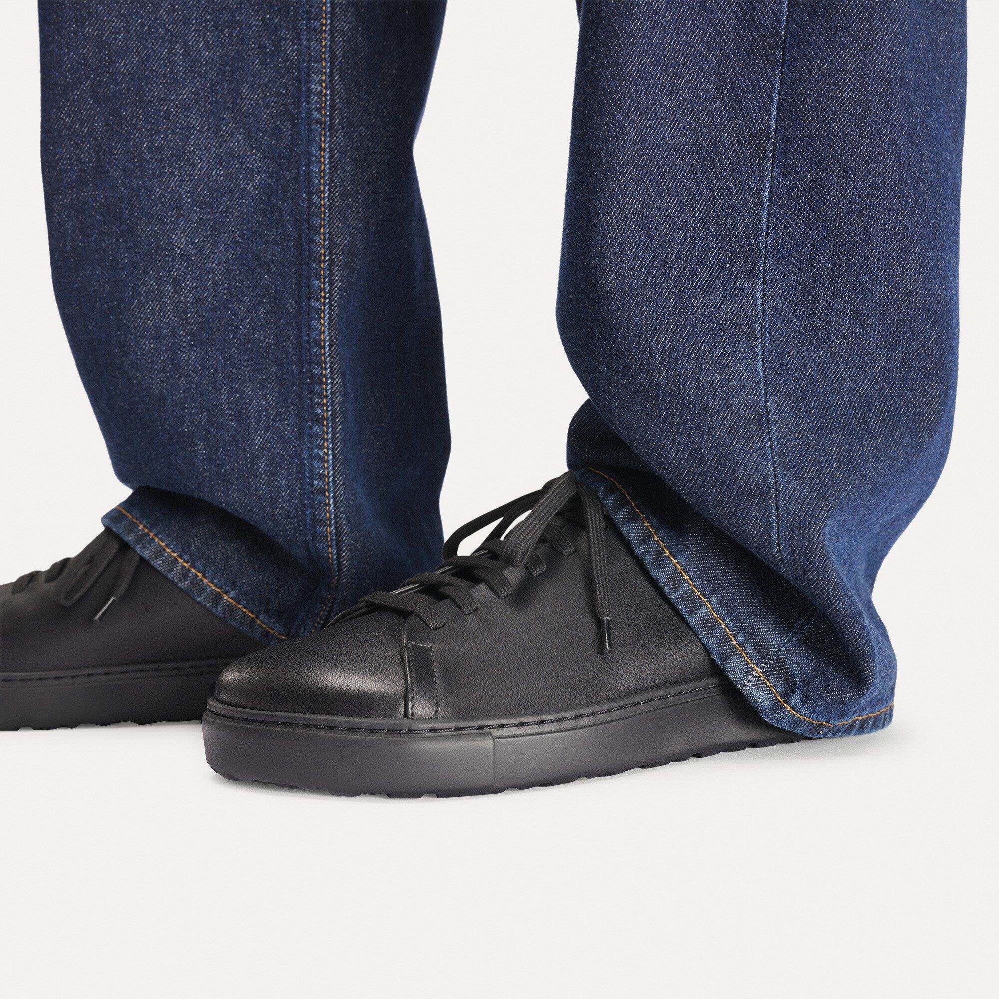 Bend Low Pelle naturale Close-up with a male model