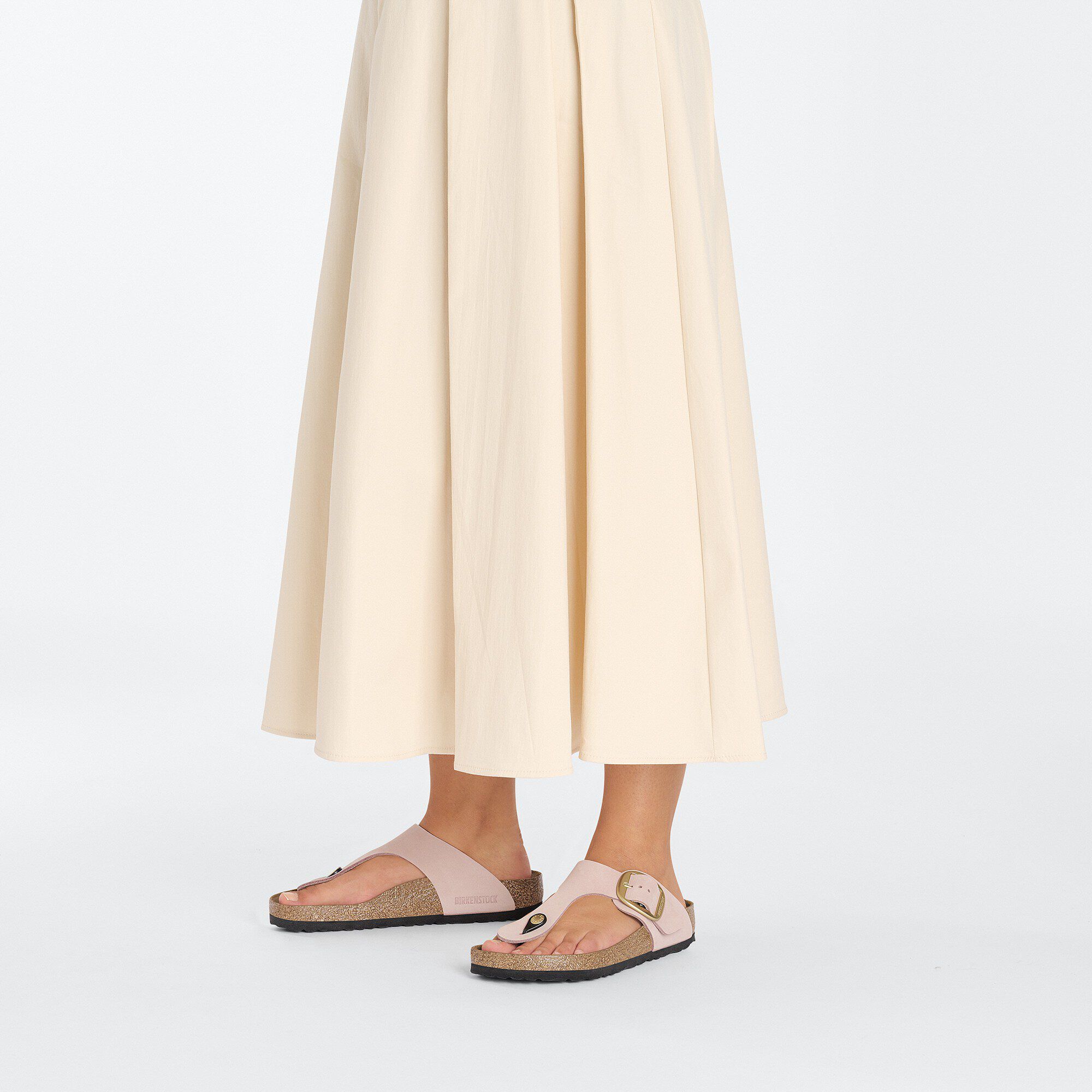 Gizeh Big Buckle Nubuk Leather with a female model