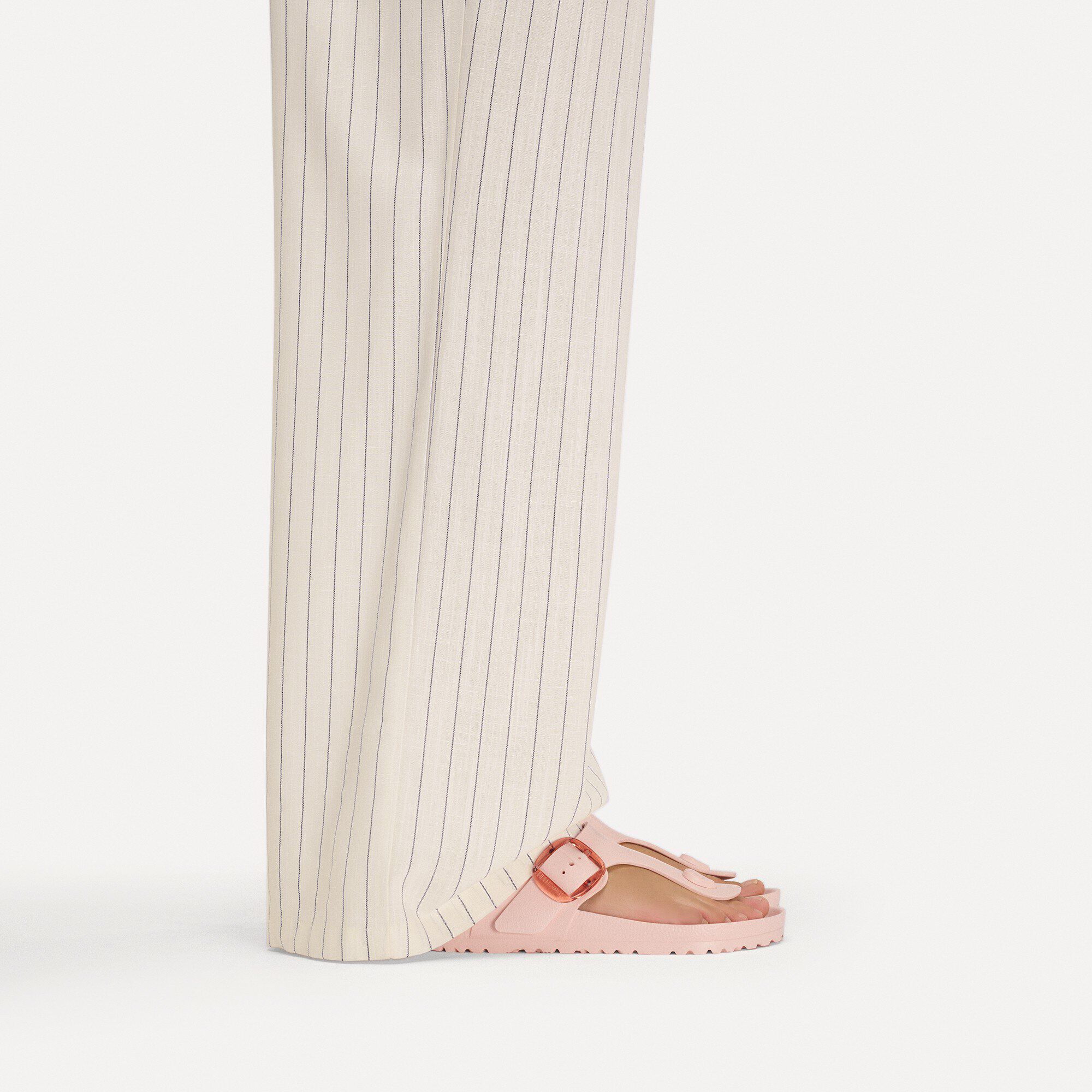 جيزة بإبزيم كبير ايفي with a female model