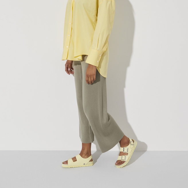 ميلانو ريفيت بمسامير وشعار جلد طبيعي مزخرف