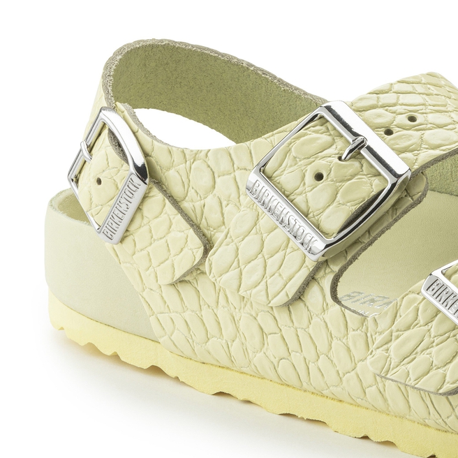 ميلانو ريفيت بمسامير وشعار جلد طبيعي مزخرف