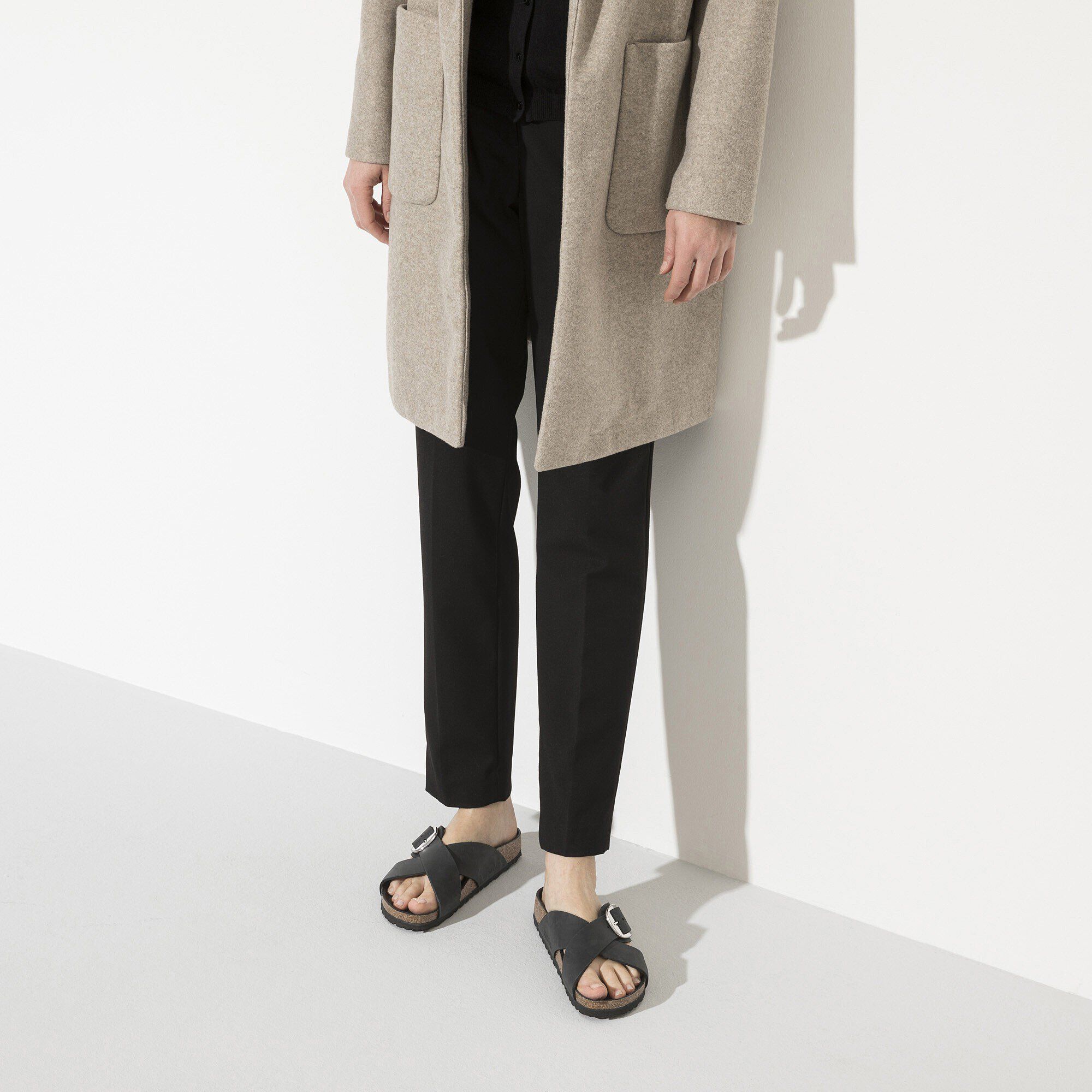 Siena Big Buckle Cuir huil&eacute; with a female model