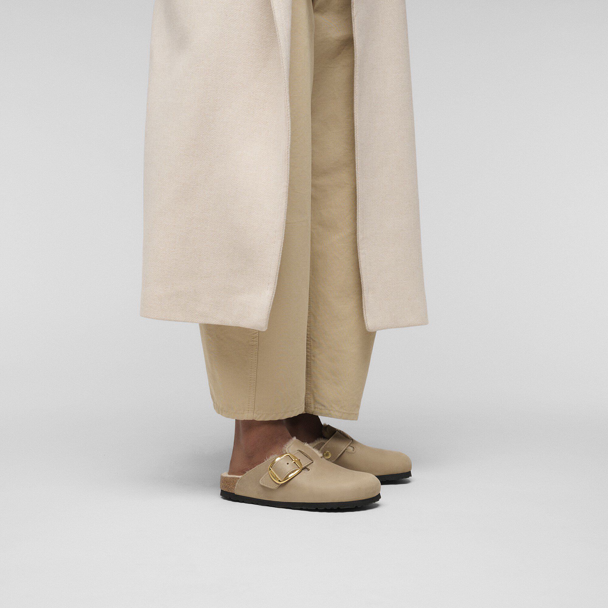 Boston Big Buckle Shearling Vetleer with a female model