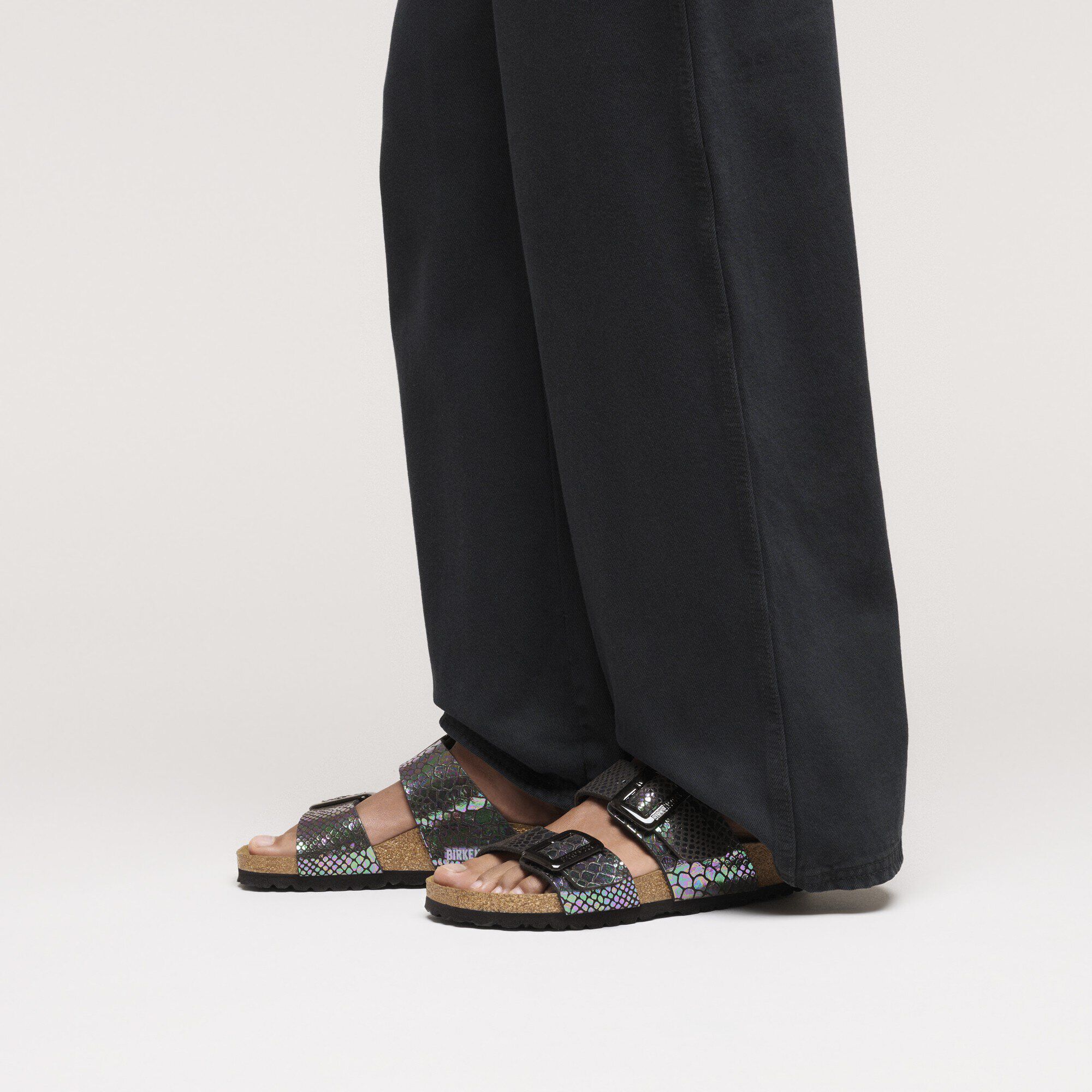 Sydney Cushion Buckle Synthetik with a female model