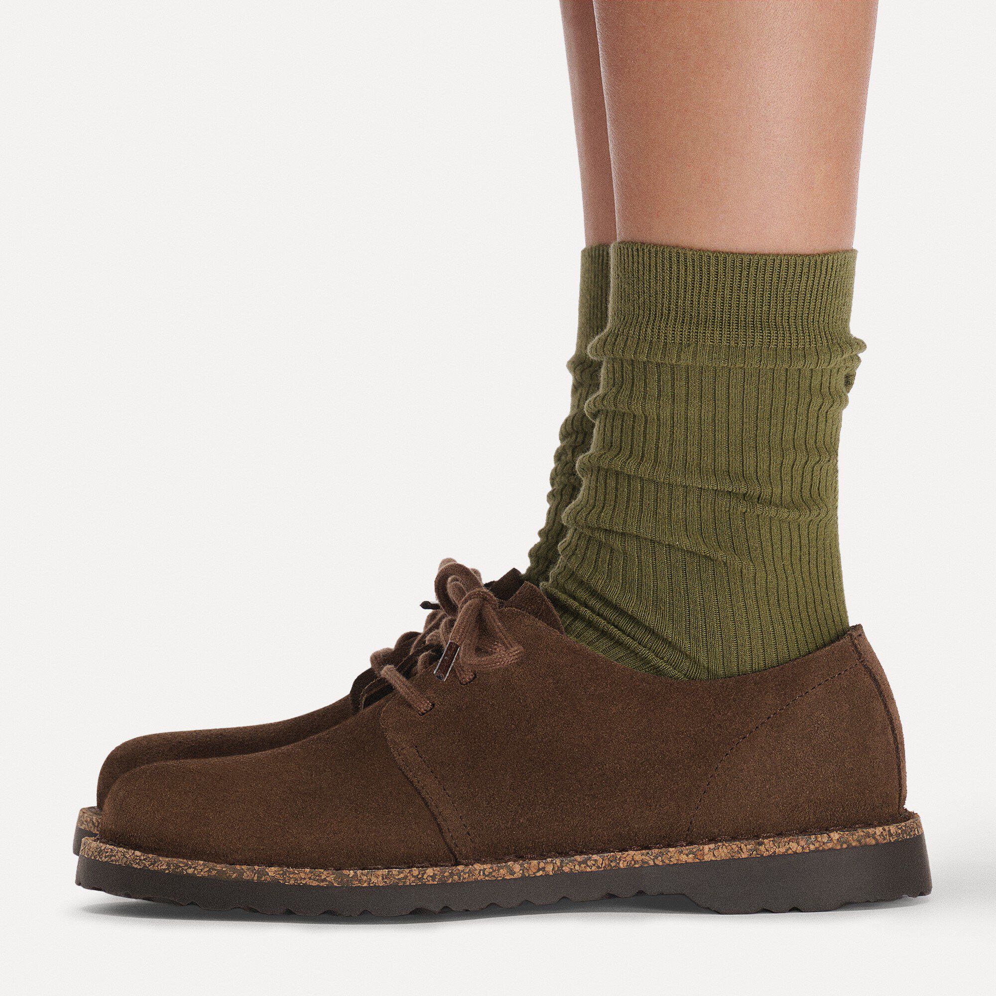 Uppsala Low Veloursleder Close-up with a female model