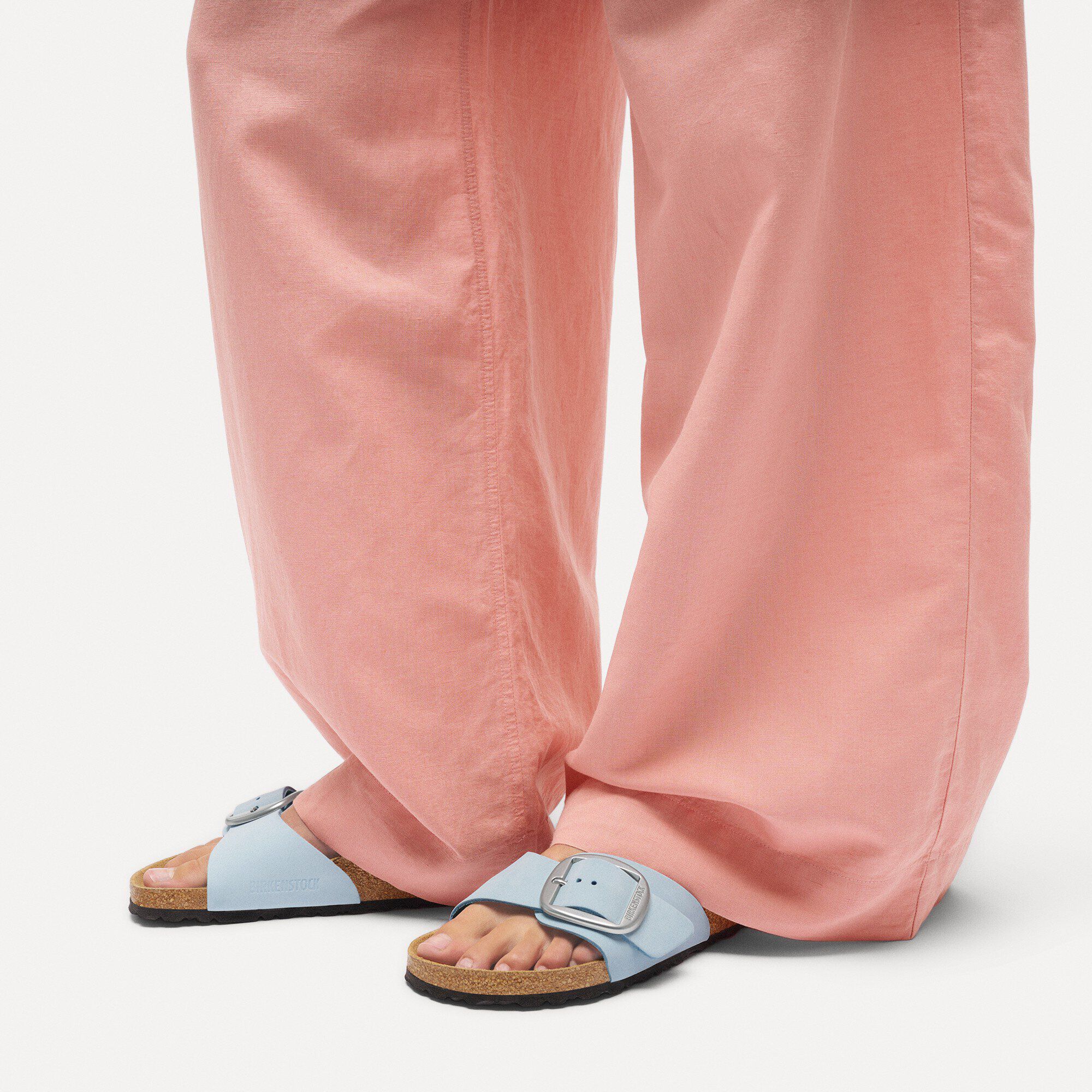 Madrid Big Buckle Pelle Nubuck with a female model