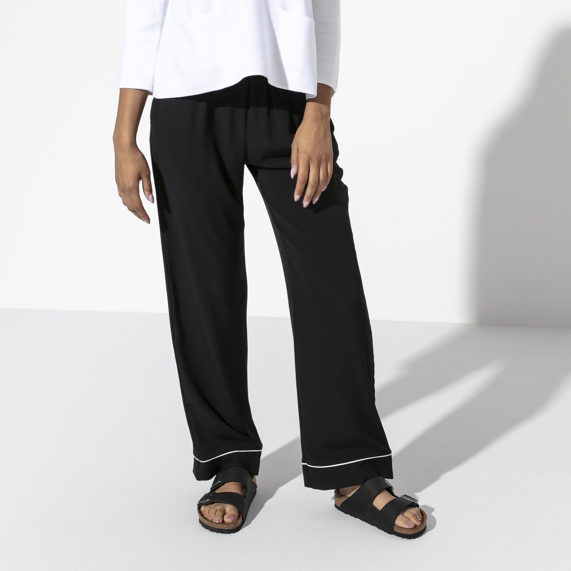 Arizona Weichbettung Naturleder Ge&ouml;lt Close-up with a female model