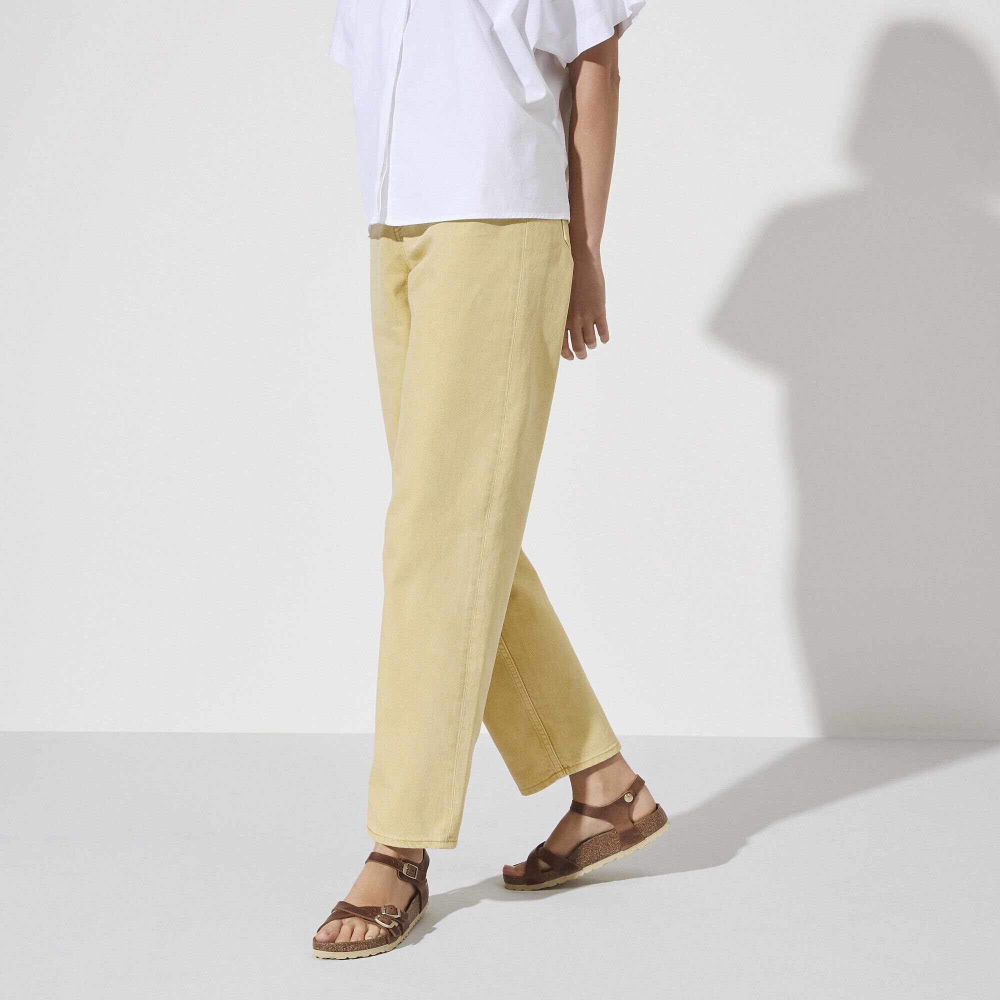 Kumba Naturleder Ge&ouml;lt with a female model