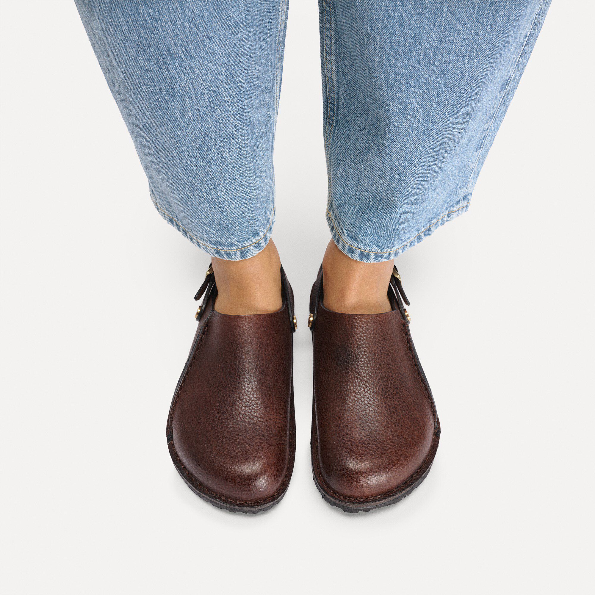 Lutry Premium Cuir naturel Close-up with a female model