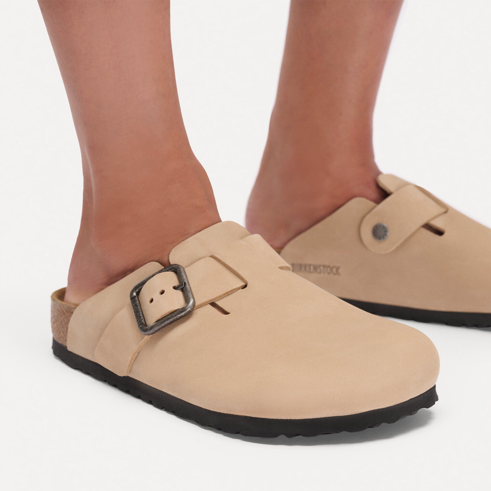 Boston Wire Buckle Cuir nubuck Close-up with a male model