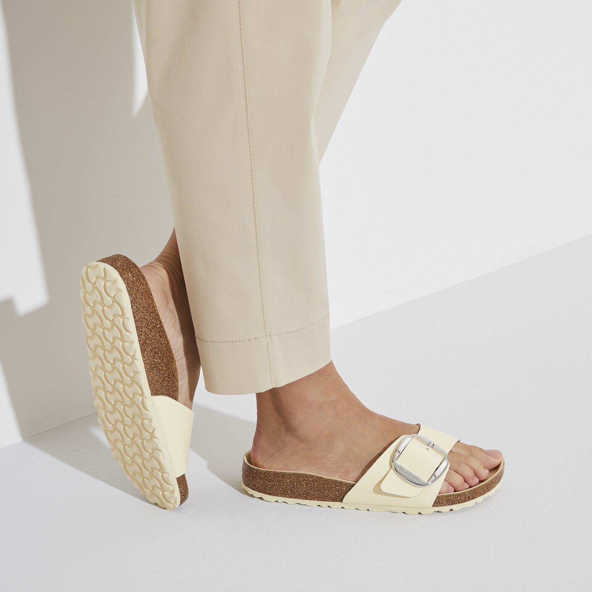 مدريد إبزيم كبير جلد طبيعي لامع