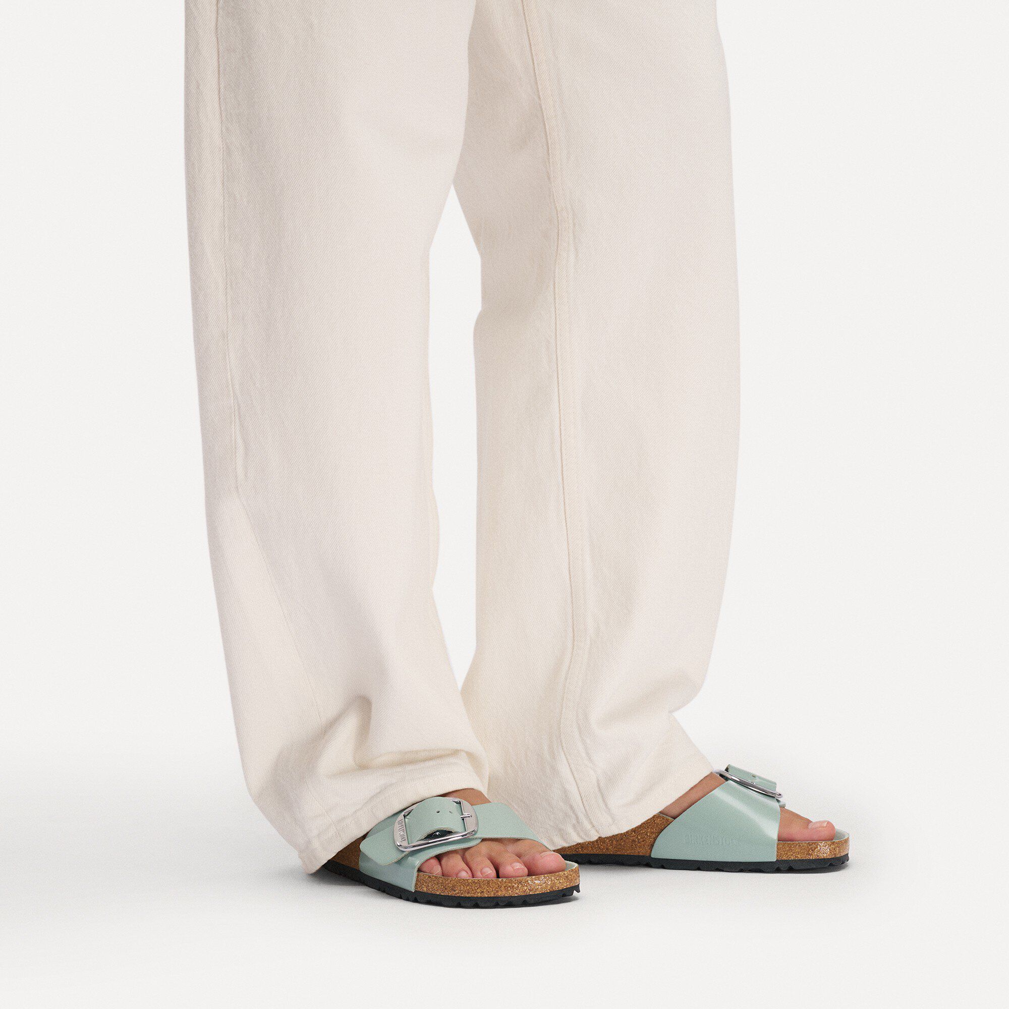 Madrid Big Buckle Cuir naturel verni with a female model