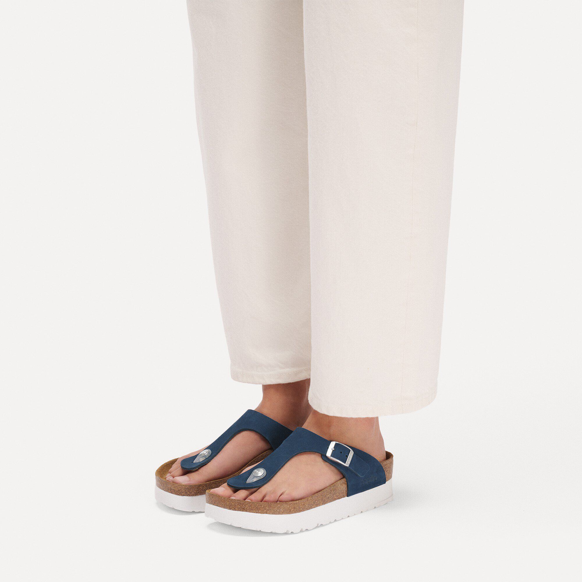 Gizeh PAP Flex Platform Nubuk Leather with a female model