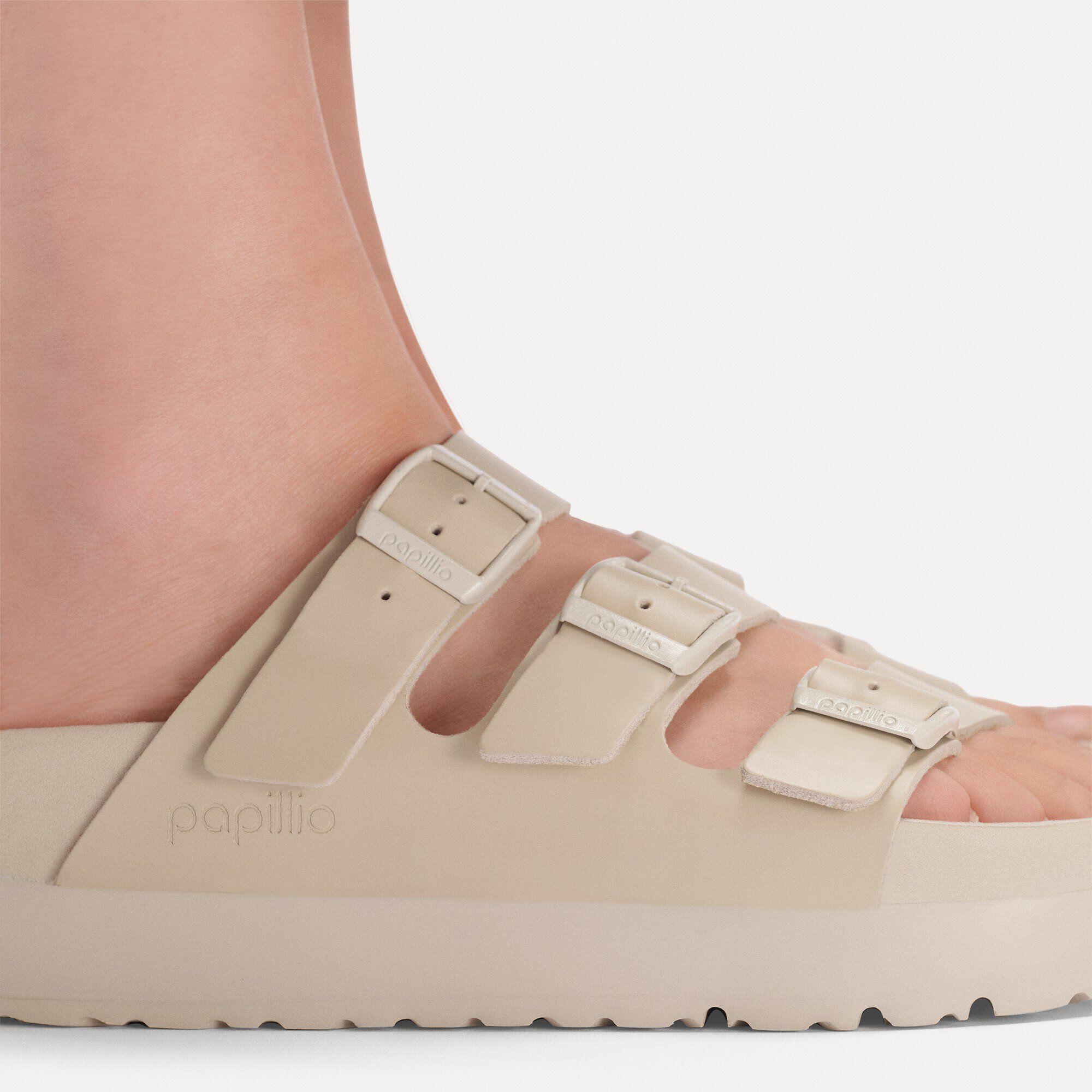 Florida III PAP Flex Platform Cuir naturel Close-up with a female model