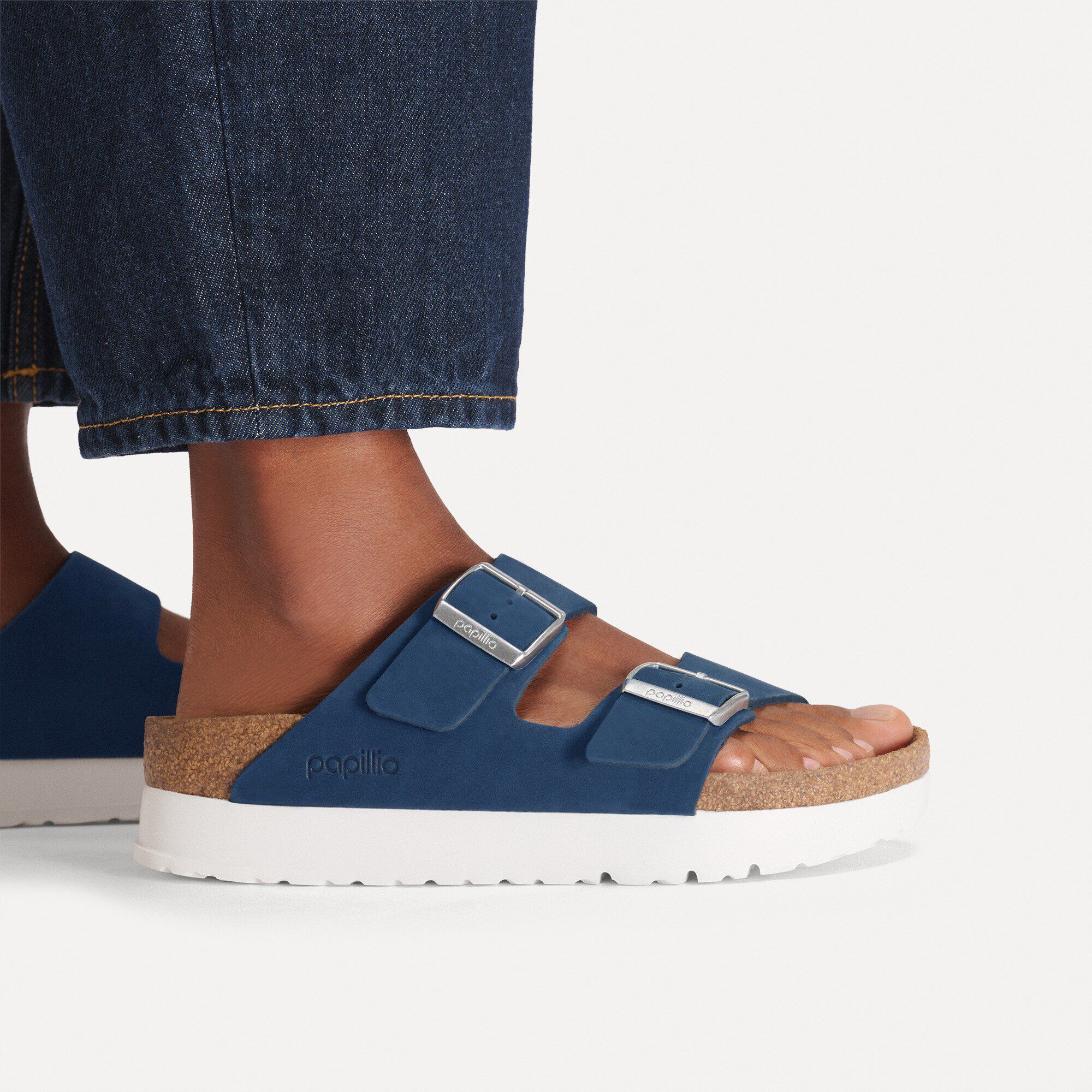 Arizona Flex Platform Piel nubuc Close-up with a female model