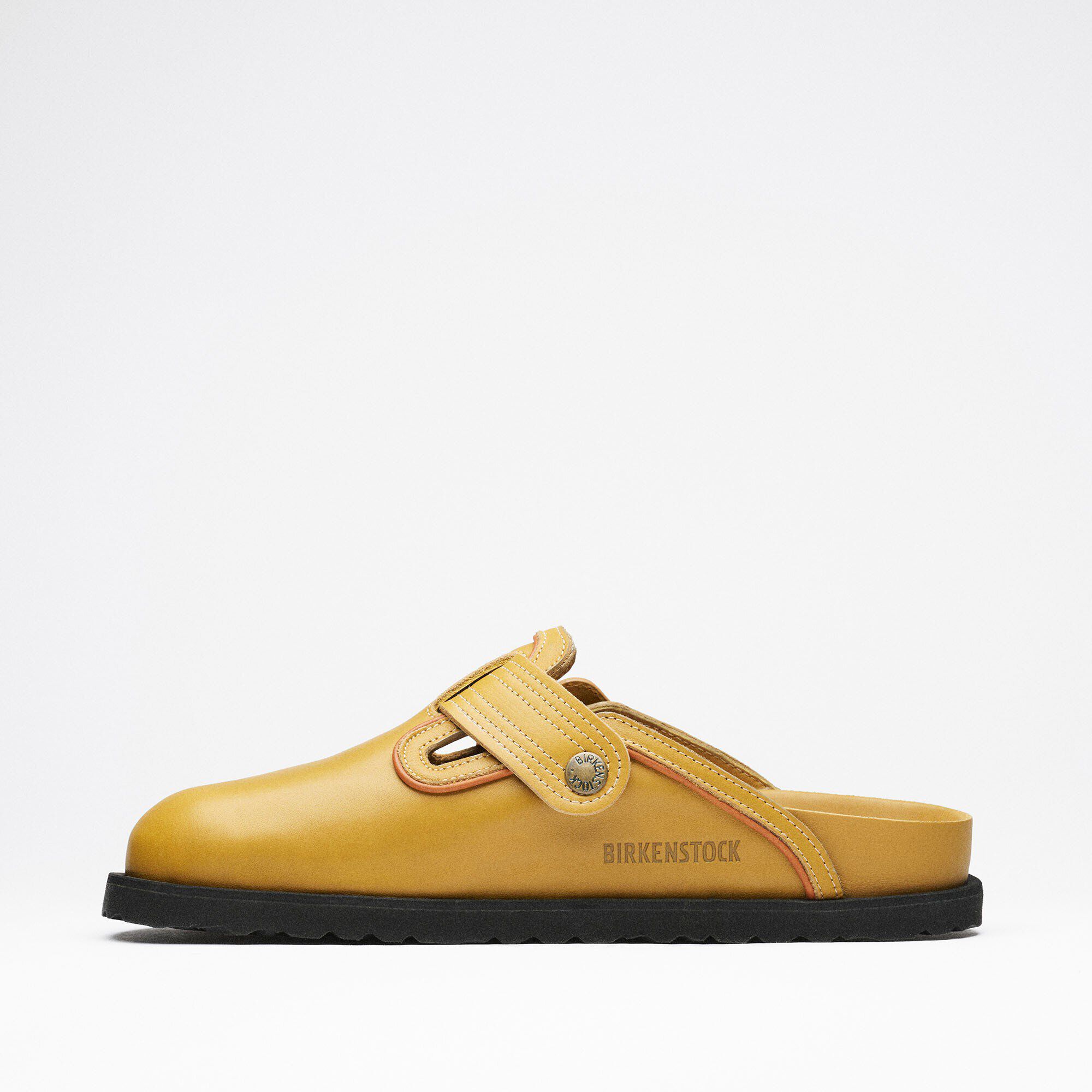 1774 Boston Leather Natural Leather Close-up view showing material detail