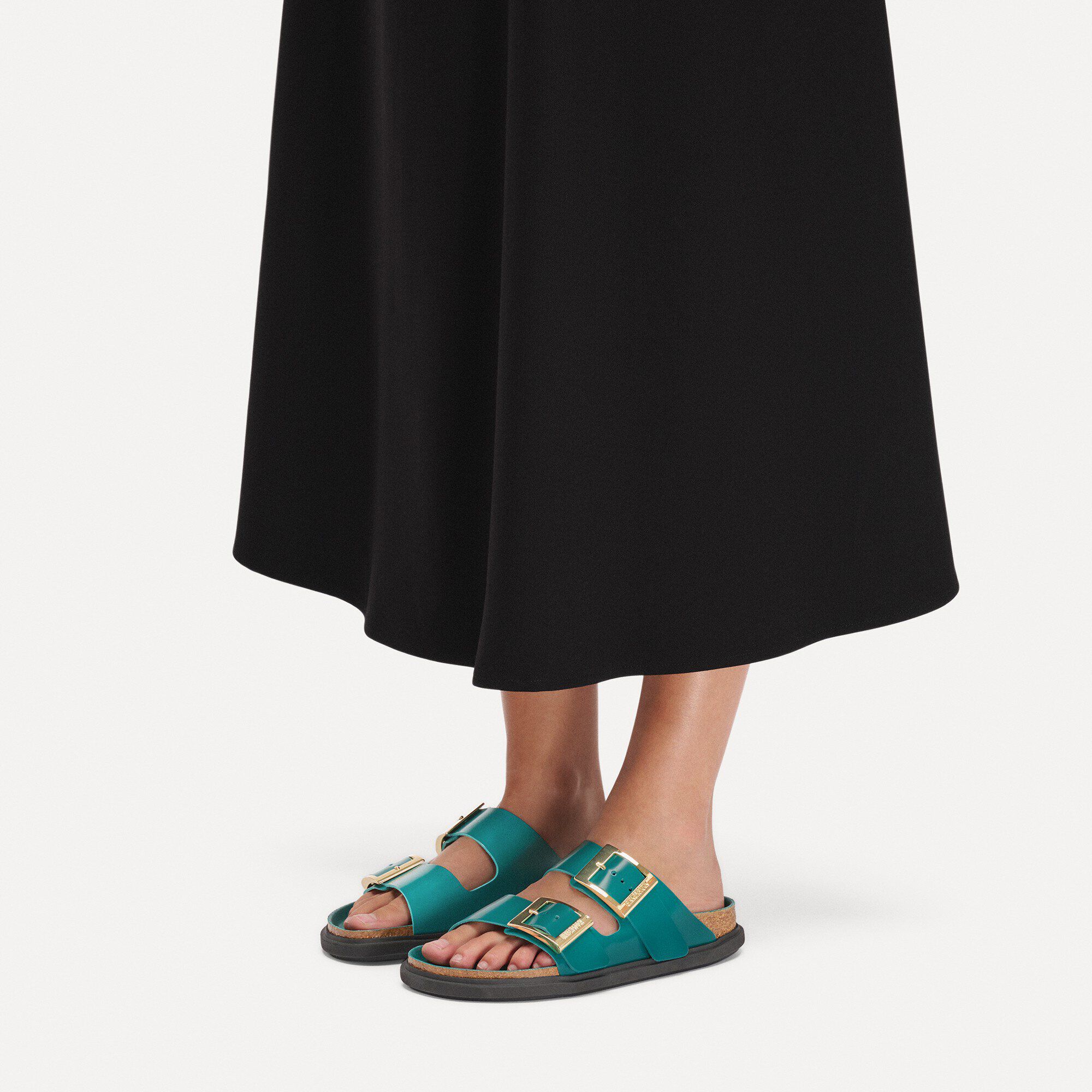 أريزونا بإبزيم كبير جلد طبيعي لامع with a female model