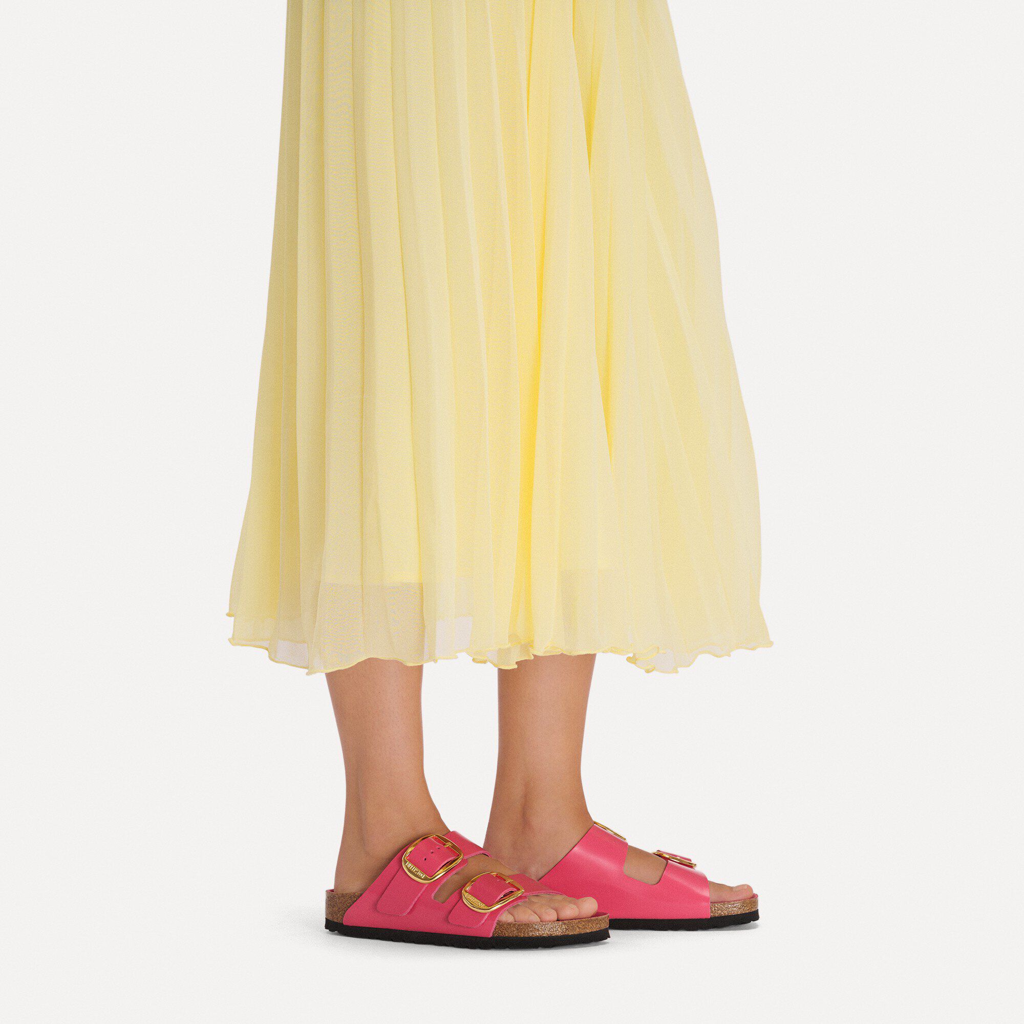 أريزونا إبزيم كبير جلد طبيعي لامع with a female model