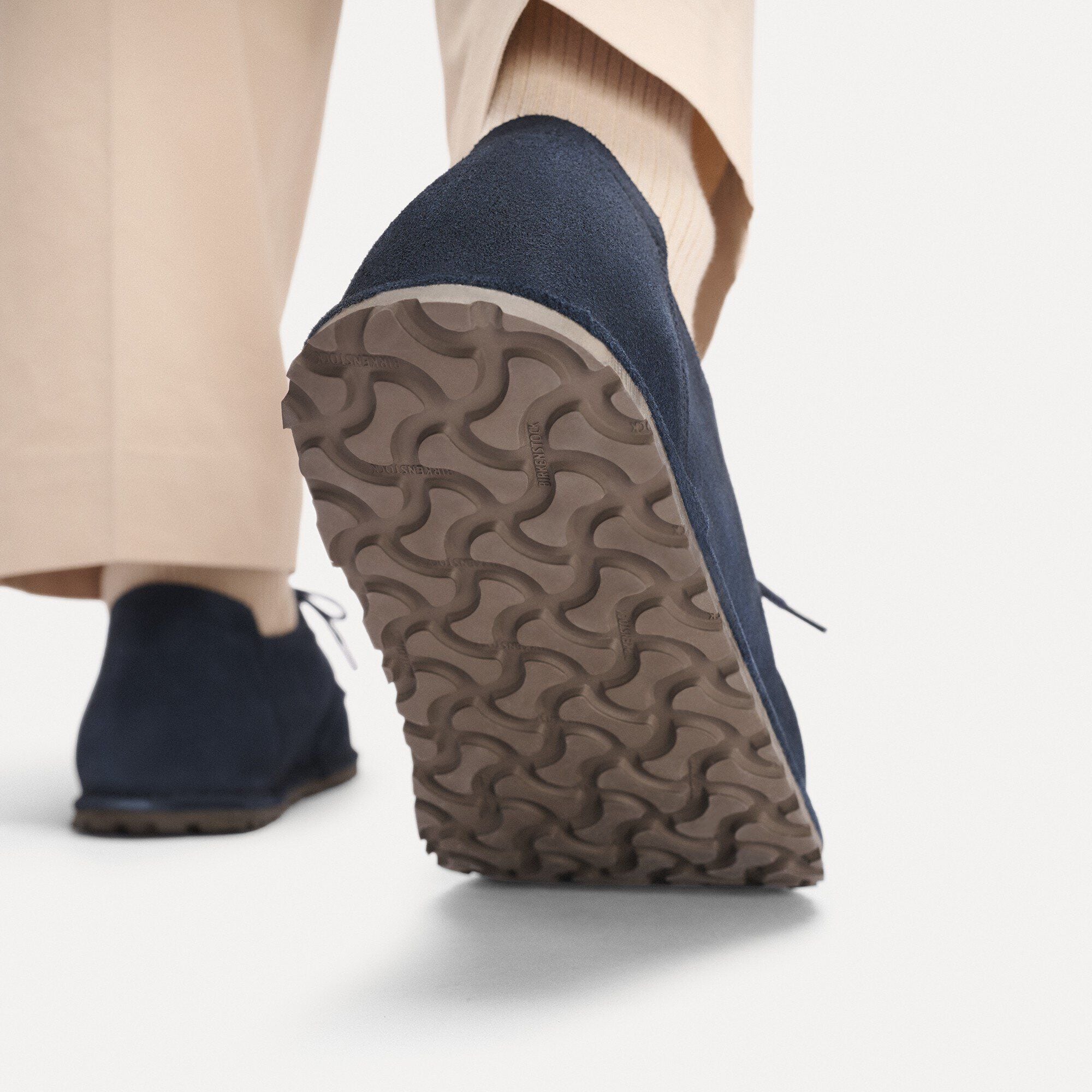 بيركي فلو للأطفال جلد سويدي Close-up with a male model