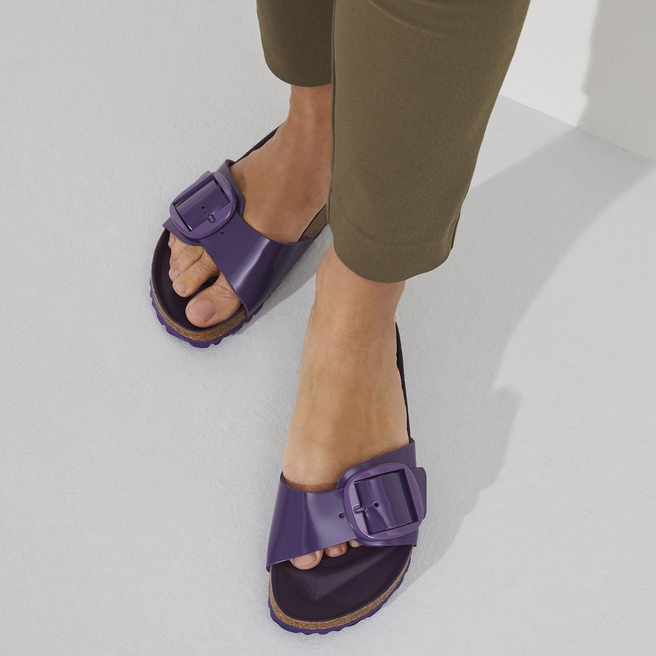 مدريد إبزيم كبير جلد طبيعي لامع