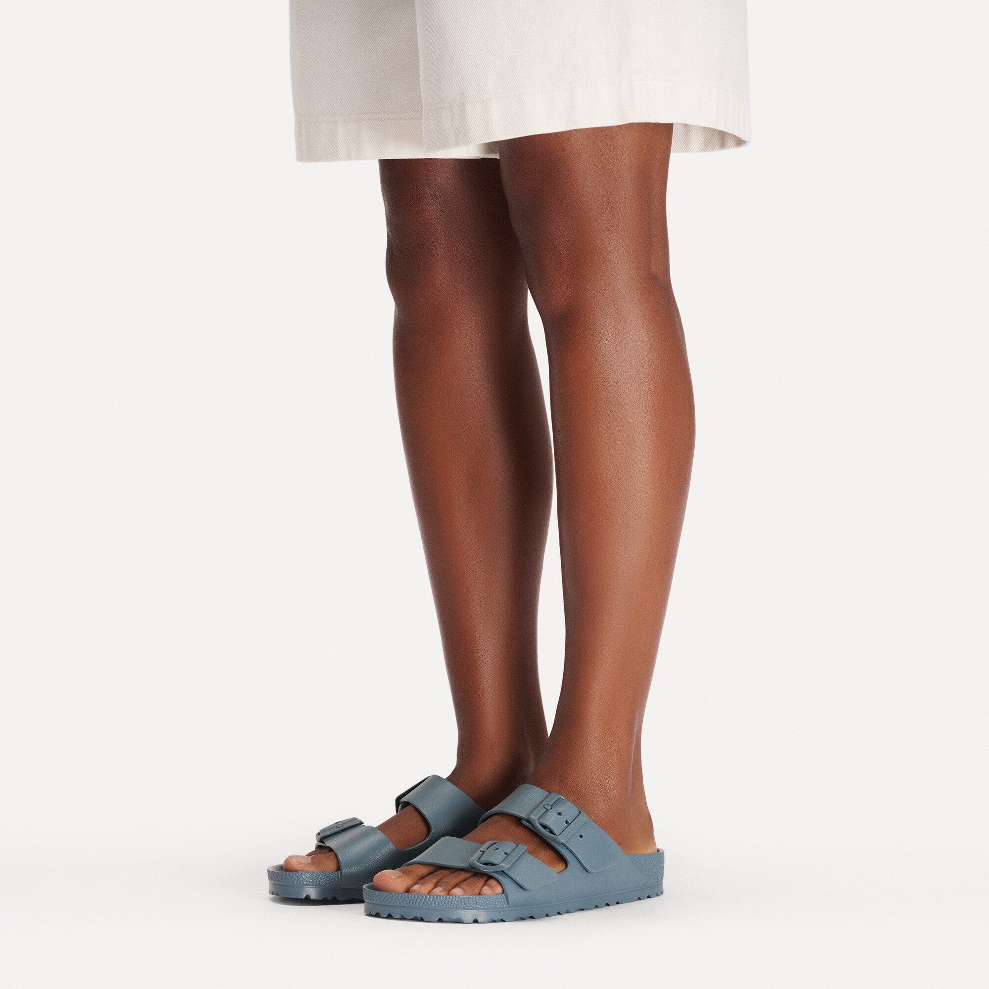 أريزونا إسنشالز ايفي with a female model