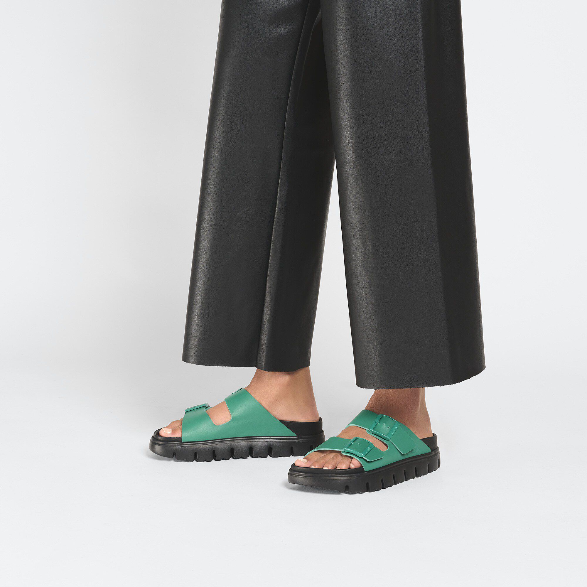 اريزونا شانكي جلد طبيعي with a female model