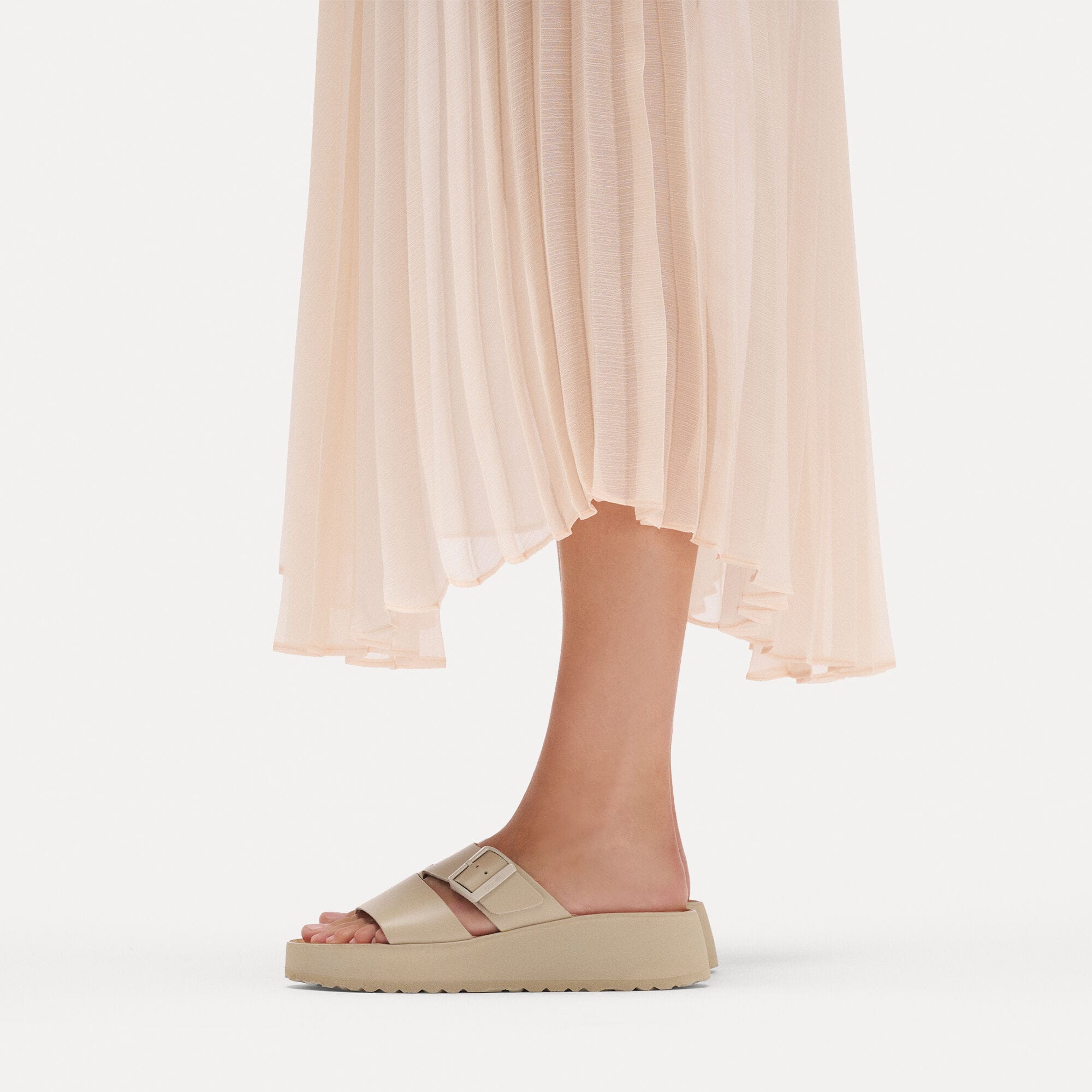 Almina Pelle naturale with a female model