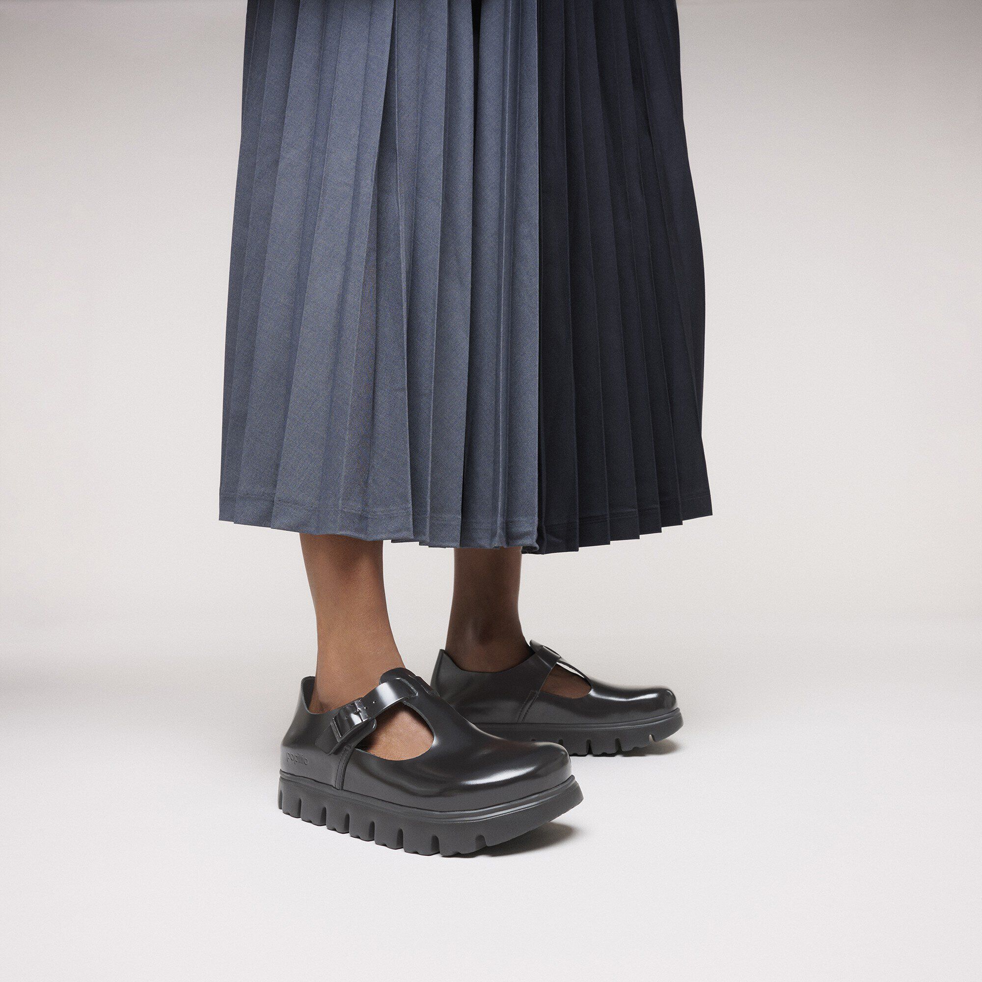 Paris Chunky Pelle naturale with a female model