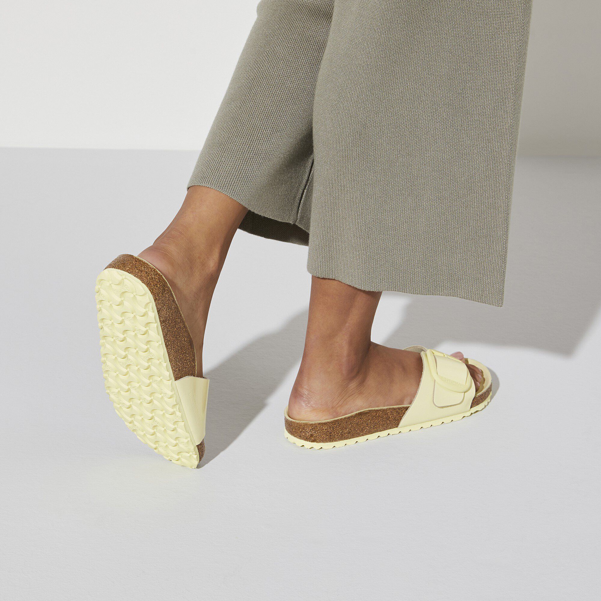 مدريد إبزيم كبير جلد طبيعي لامع