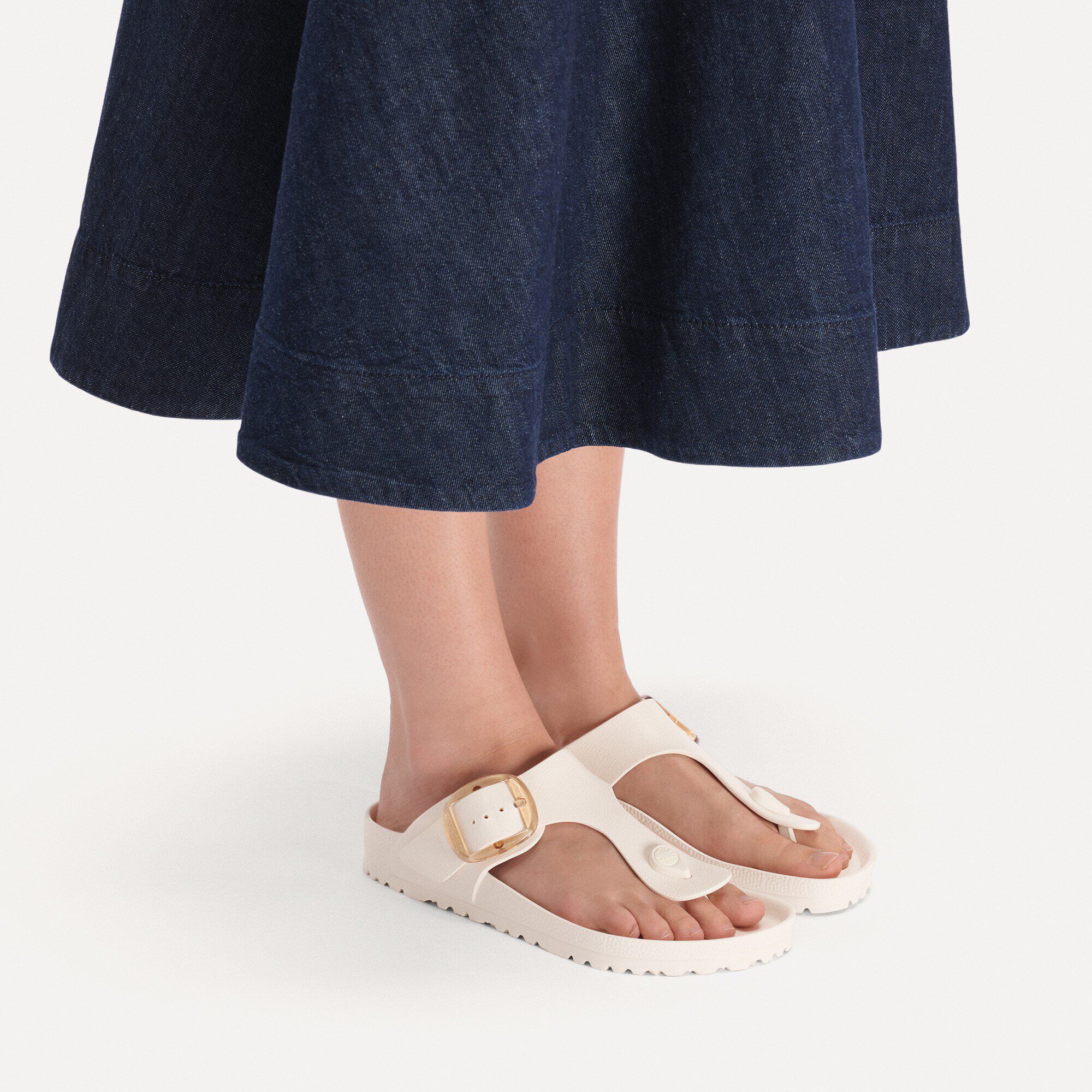 Gizeh Big Buckle EVA EVA with a female model