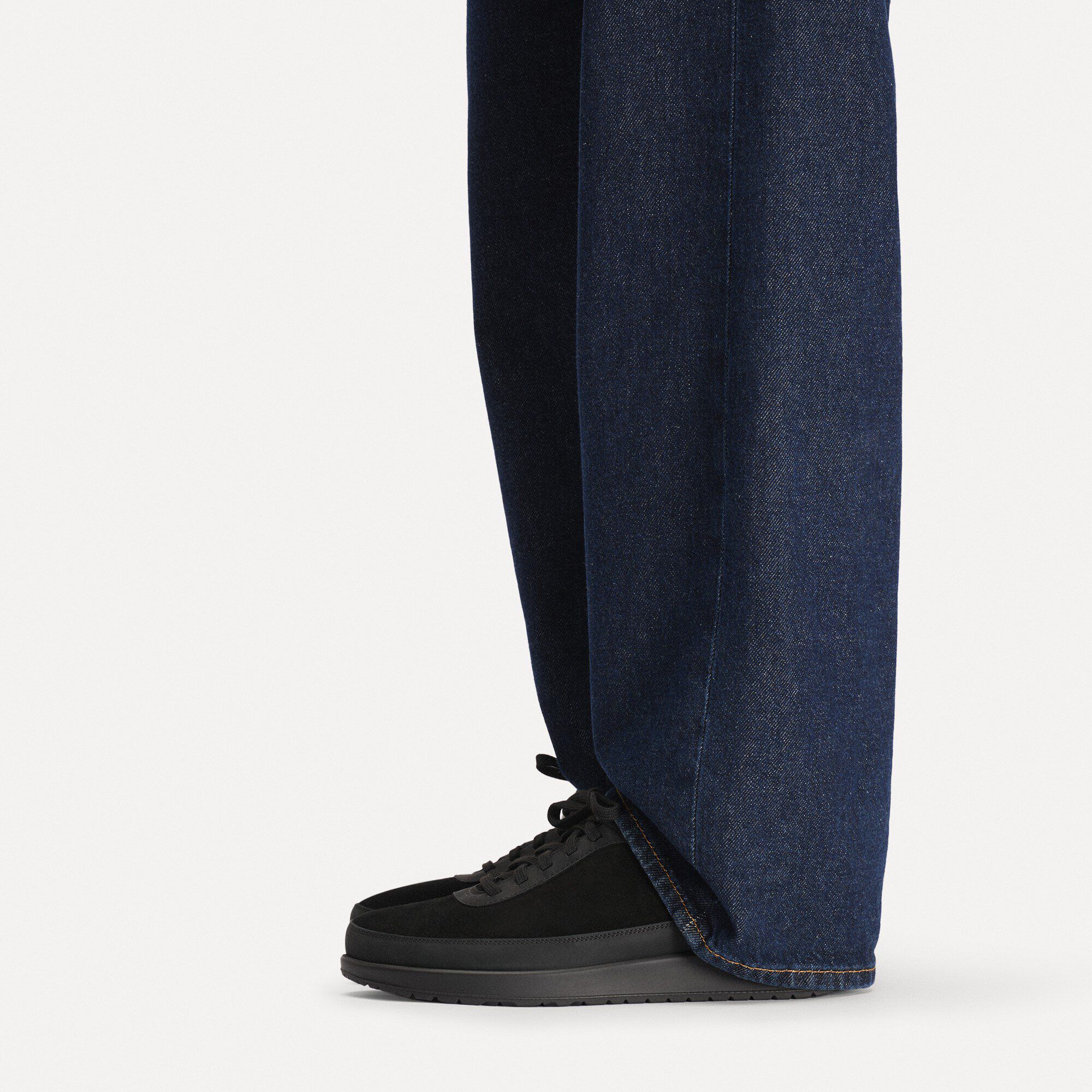 Honnef City Mixed Leather with a male model