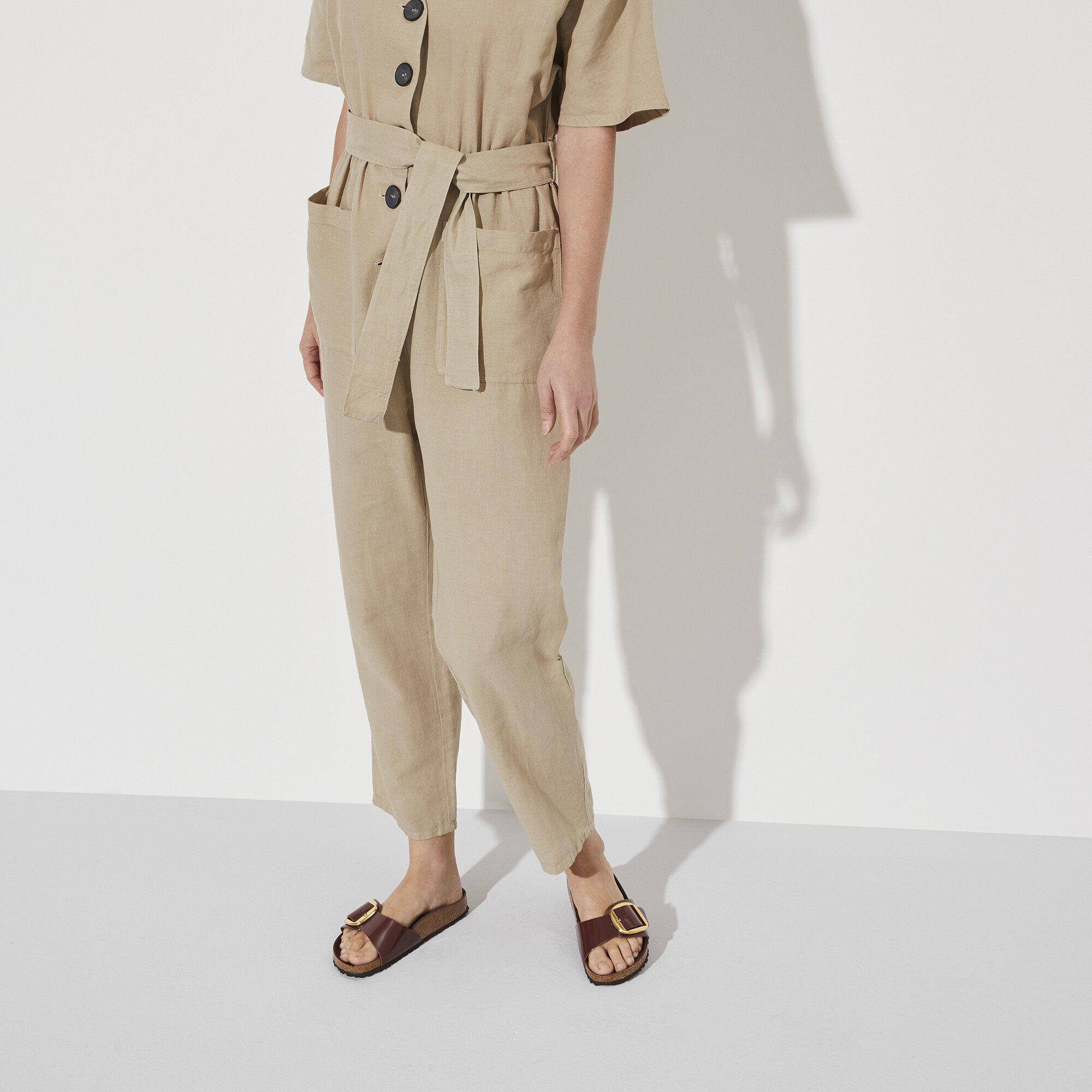 مدريد إبزيم كبير جلد طبيعي لامع