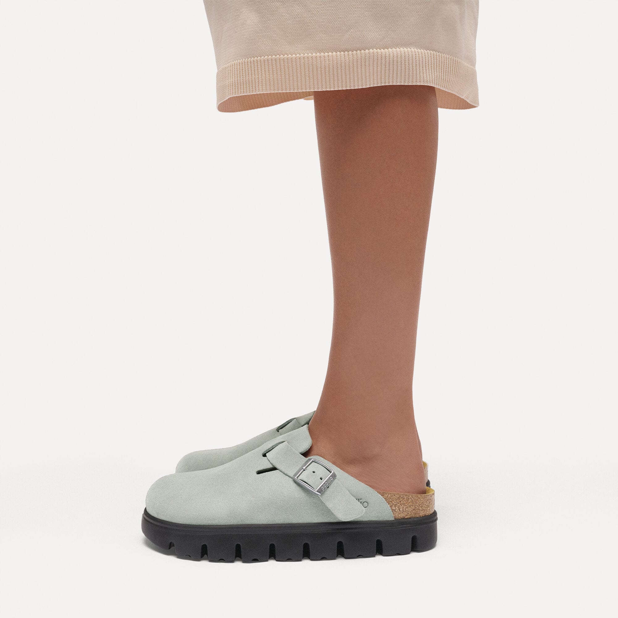 Boston Chunky Pelle scamosciata with a female model